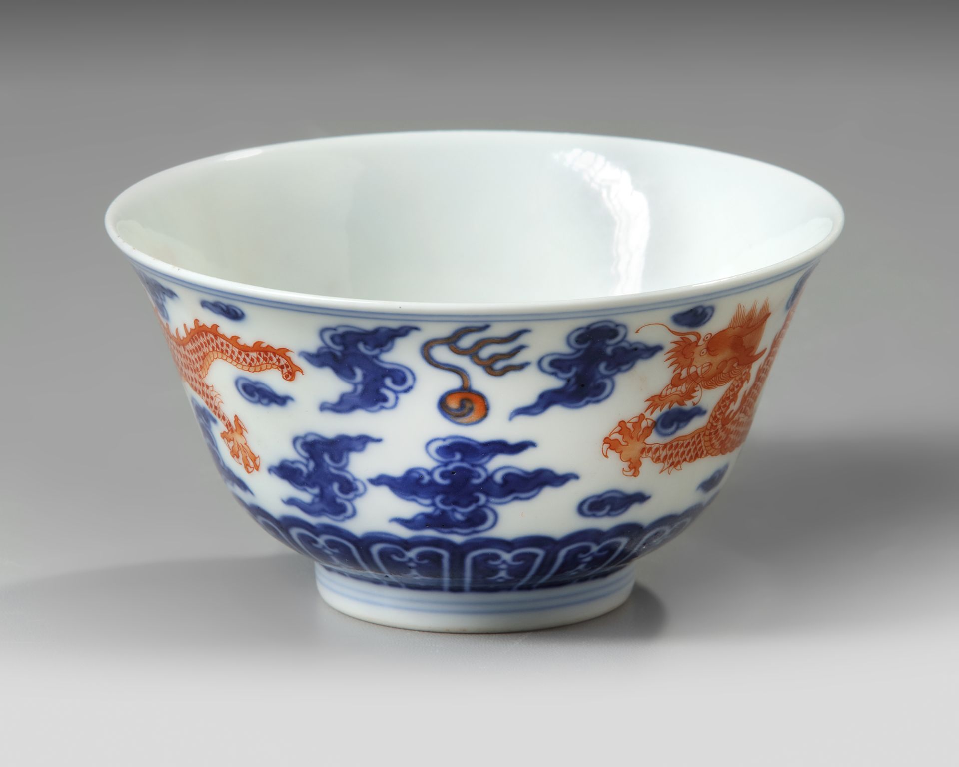 A CHINESE BLUE AND WHITE IRON-RED DECORATED 'DRAGON' BOWL, SIX-CHARACTER JIAQING MARK AND OF THE PER - Bild 4 aus 5