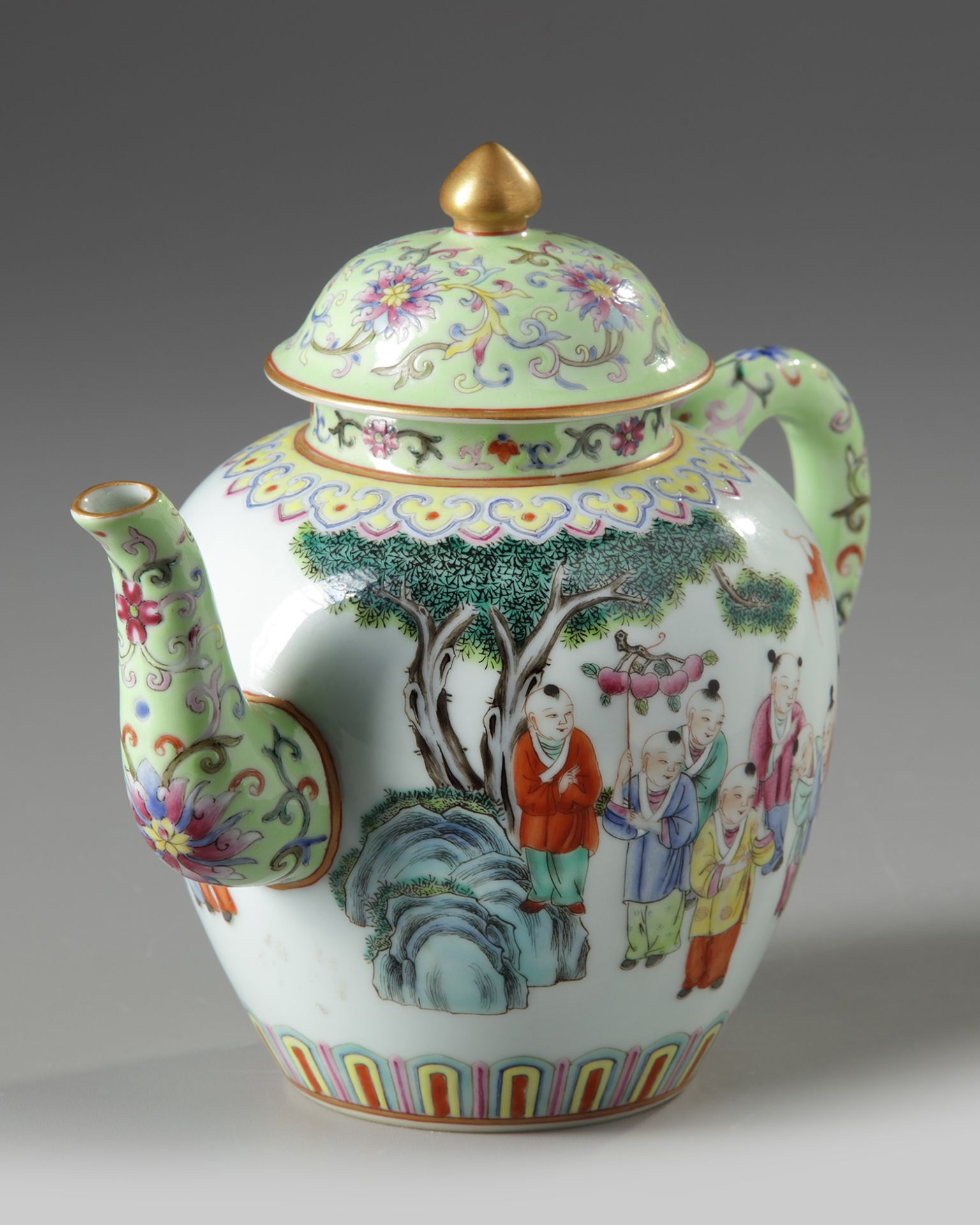 A CHINESE FAMILLE ROSE 'BOYS' TEAPOT AND COVER, 19TH-20TH CENTURY - Bild 4 aus 6
