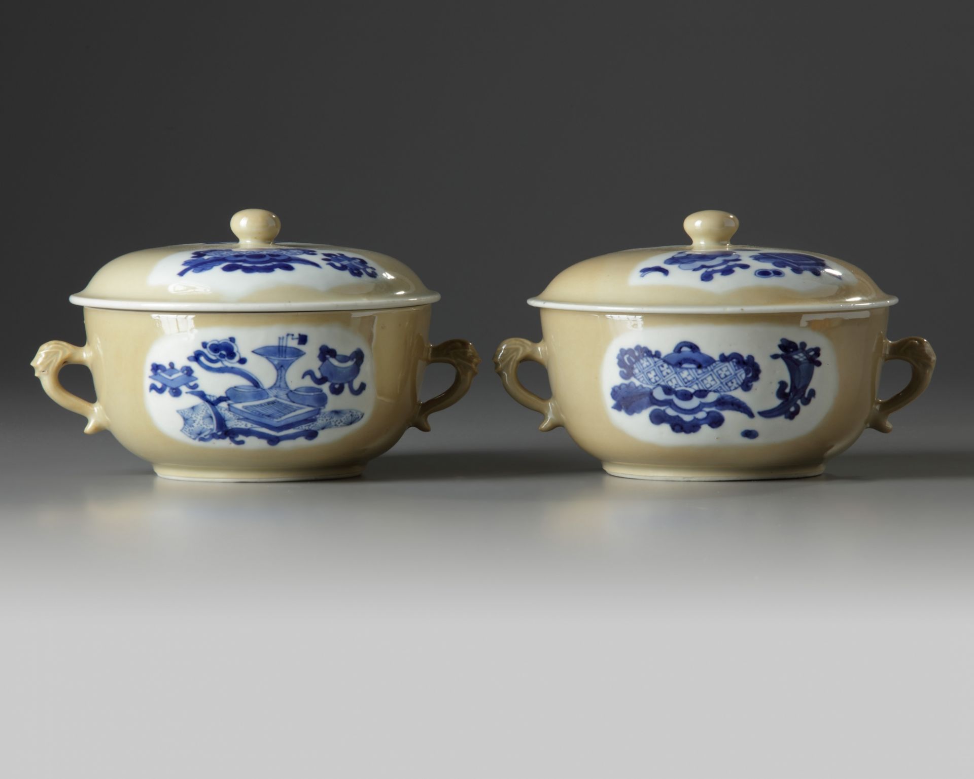 A PAIR OF CHINESE CAFE-AU-LAIT-GROUND BLUE AND WHITE POTICHES AND COVER, KANGXI PERIOD (1662-1722) - Bild 5 aus 9