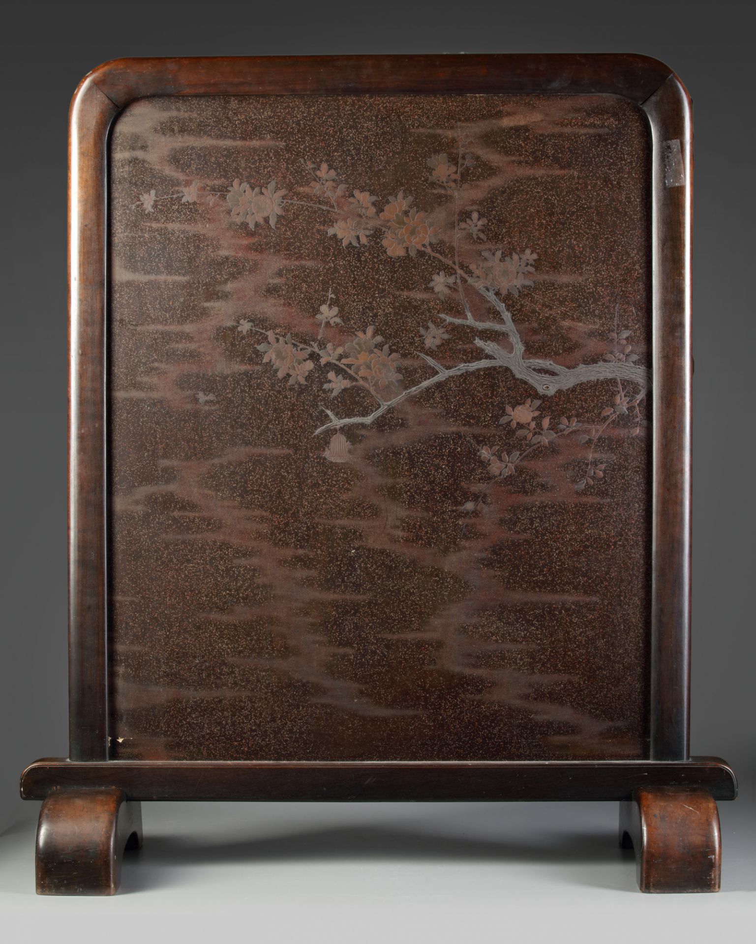 A JAPANESE WOODEN TUSITA SCREEN ON A STAND, MEIJI PERIOD (1868-1912) - Bild 2 aus 2