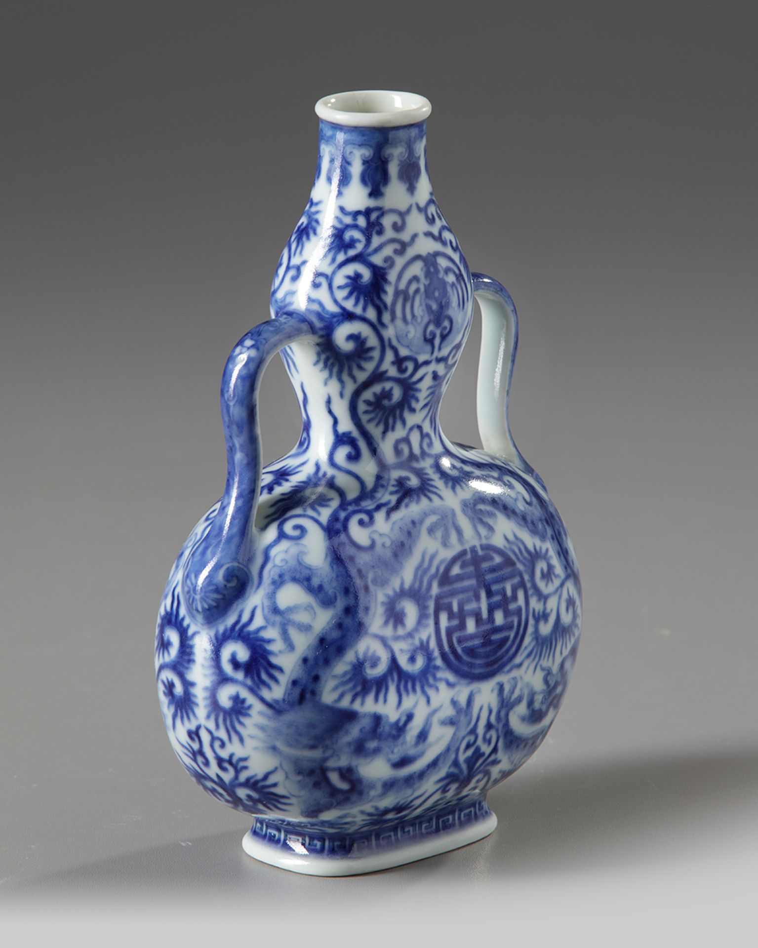 A CHINESE BLUE AND WHITE DOUBLE GOURD DRAGON VASE, QIANLONG SIX-CHARACTER SEAL MARK IN UNDERGLAZE BL - Bild 2 aus 5