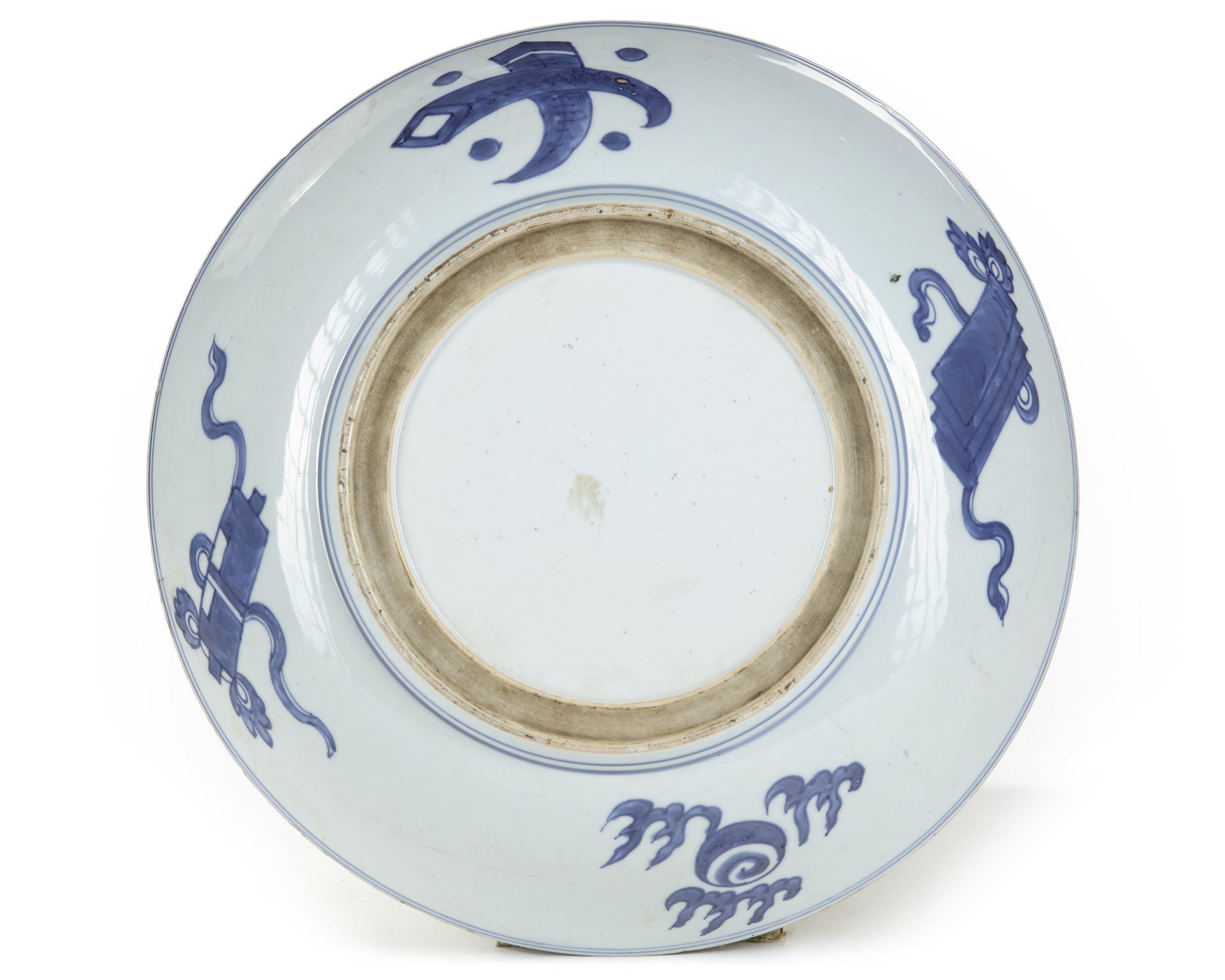 A LARGE CHINESE BLUE AND WHITE CHARGER FOR THE ISLAMIC MARKET, KANGXI PERIOD (1662-1722) - Image 3 of 3