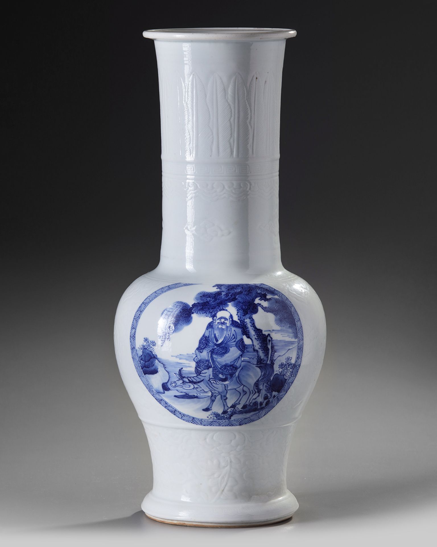 A CHINESE MOULDED WHITE-GROUND BLUE AND WHITE PHOENIX-TAIL VASE, KANGXI PERIOD (1662-1722) - Bild 2 aus 5