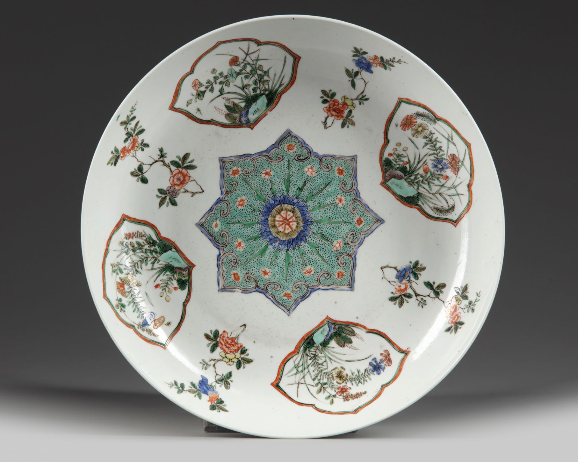 A CHINESE FAMILLE VERTE 'FLORAL' DISH, KANGXI PERIOD (1662-1722)