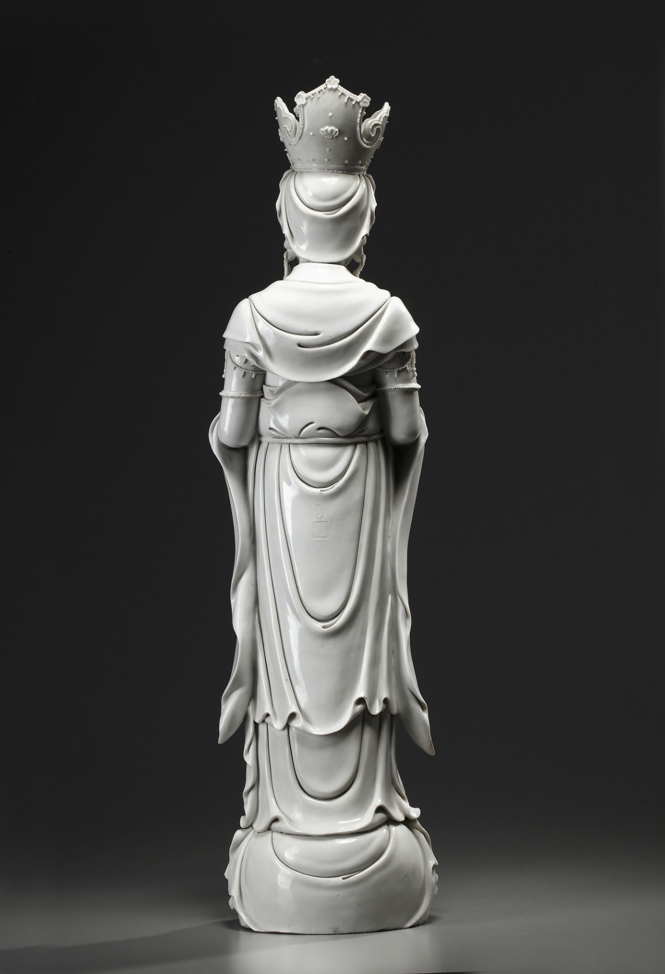A LARGE CHINESE BLANC DE CHINE FIGURE OF GUANYIN, 19TH-20TH CENTURY - Image 3 of 5