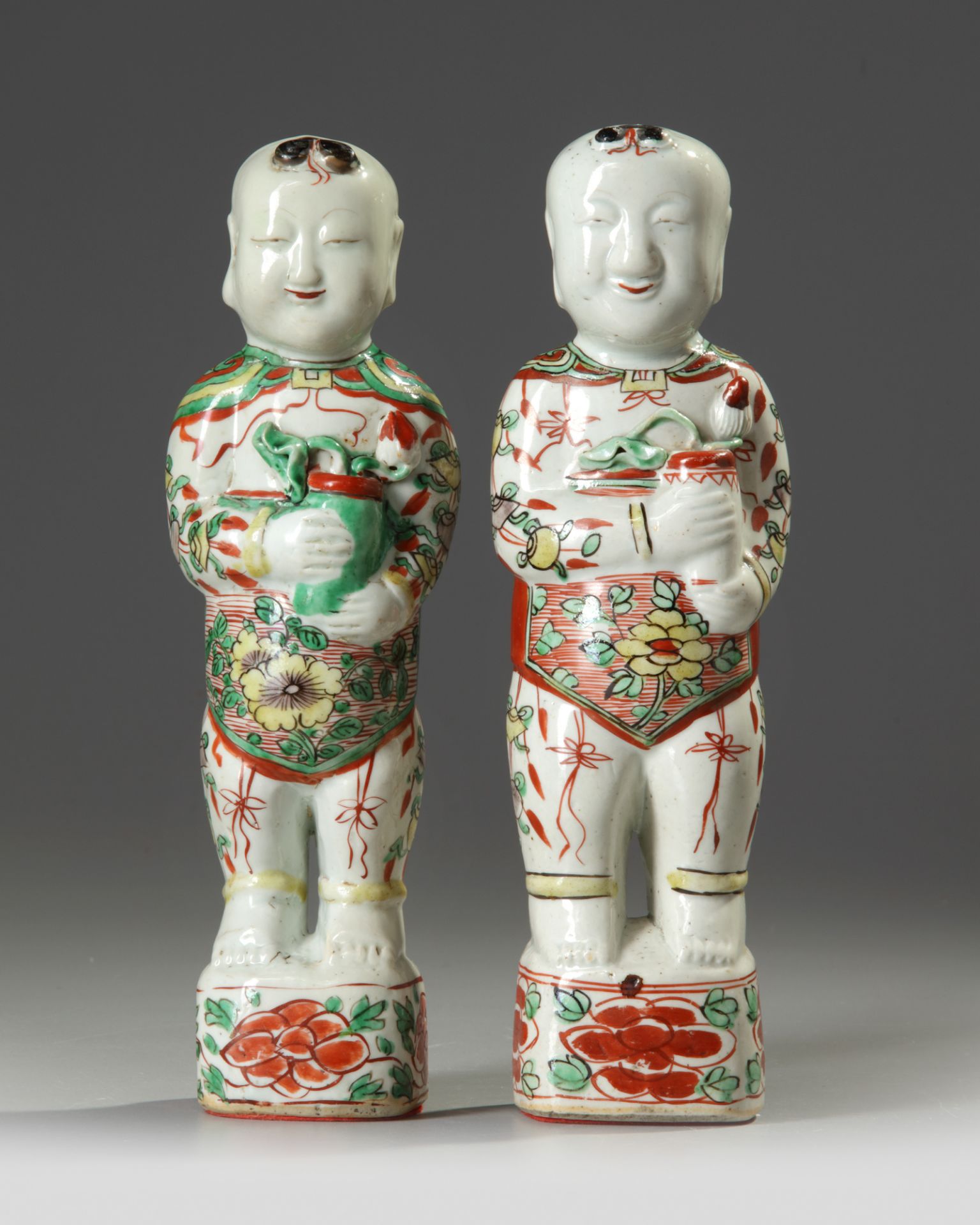 A PAIR OF CHINESE FAMILLE VERTE FIGURES OF BOYS, KANGXI PERIOD (1661-1722) - Bild 2 aus 2