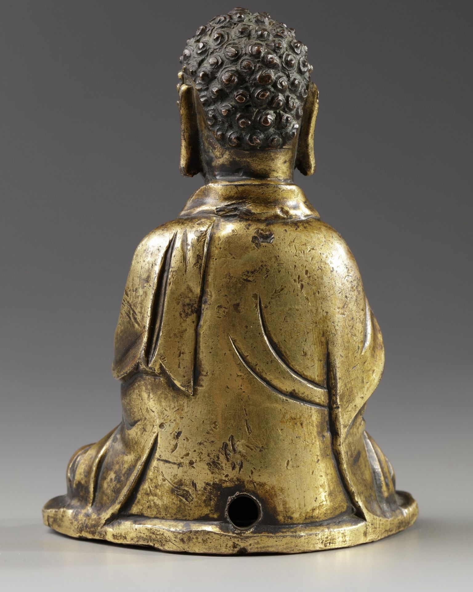 A CHINESE GILT BRONZE FIGURE OF A BUDDHA, LATE MING DYNASTY, 17TH CENTURY - Bild 6 aus 6