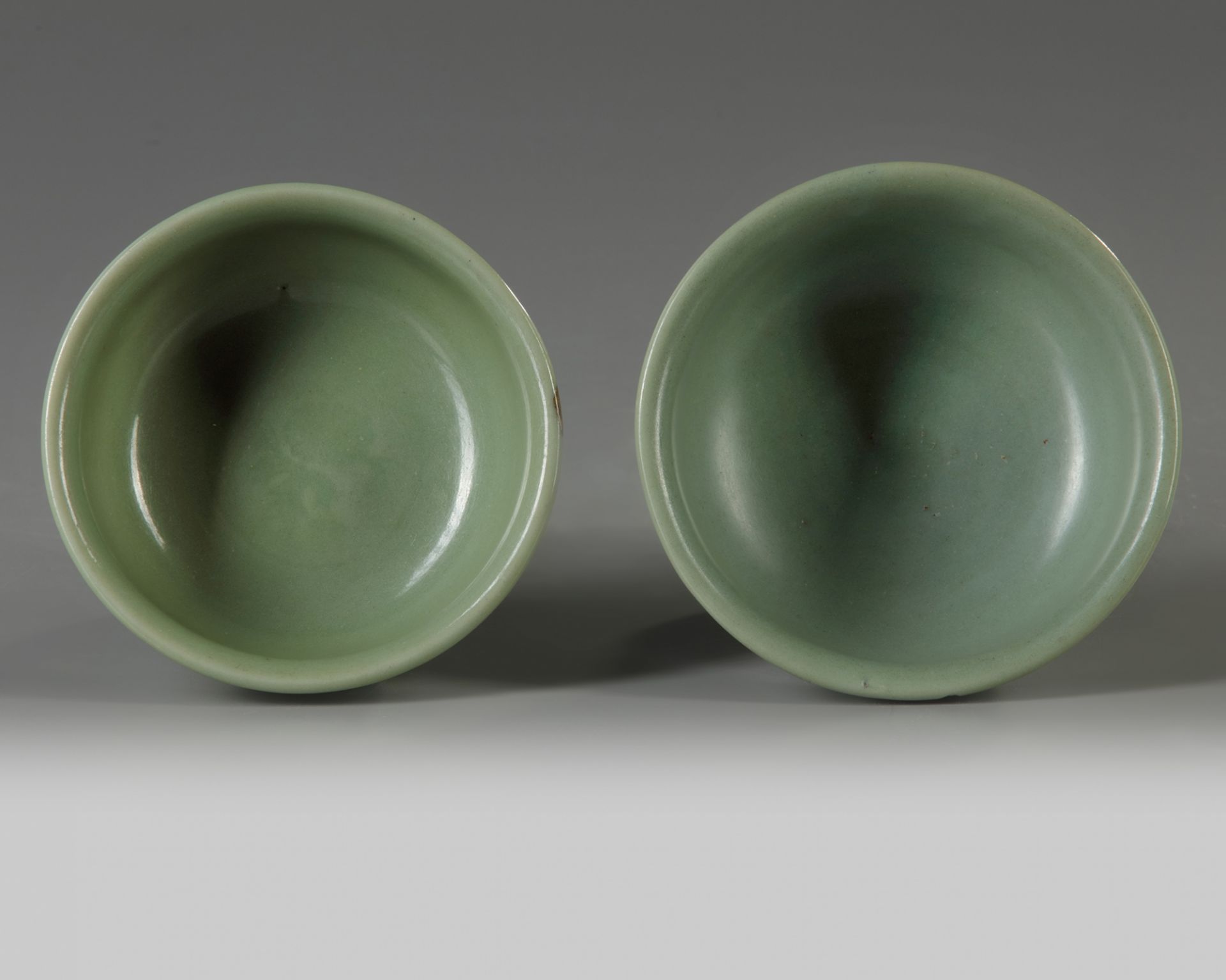 A SIMILAR PAIR OF CHINESE CELADON GLAZED STEMCUPS, LATE YUAN, EARLY MING DYNASTY, 14TH CENTURY - Bild 5 aus 5