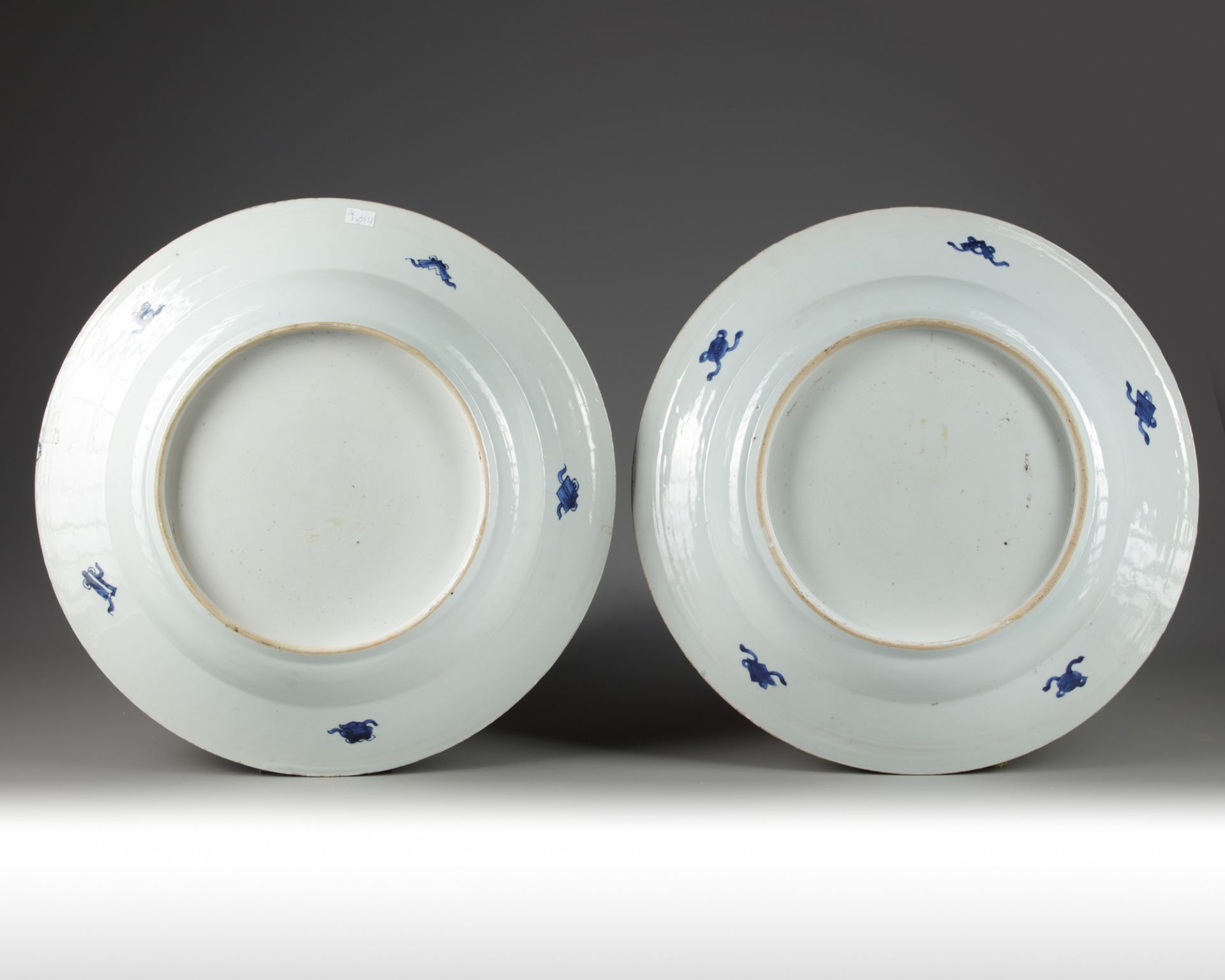 A PAIR OF LARGE CHINESE BLUE AND WHITE PEACOCK CHARGERS, KANGXI PERIOD (1662-1722) - Image 2 of 2