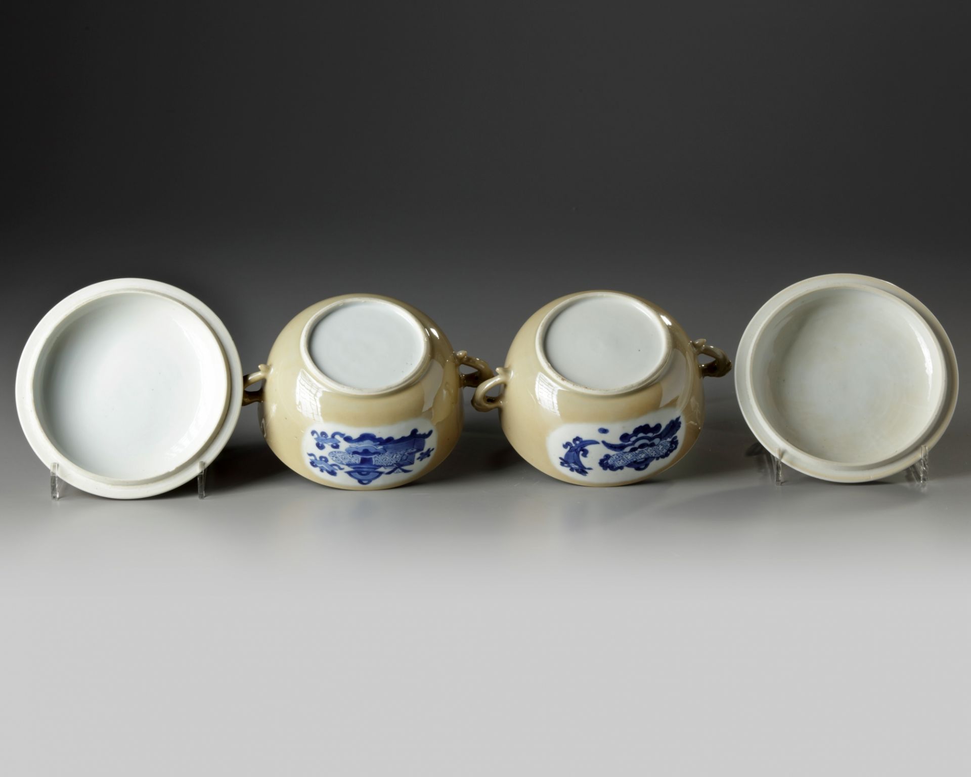 A PAIR OF CHINESE CAFE-AU-LAIT-GROUND BLUE AND WHITE POTICHES AND COVER, KANGXI PERIOD (1662-1722) - Image 7 of 9
