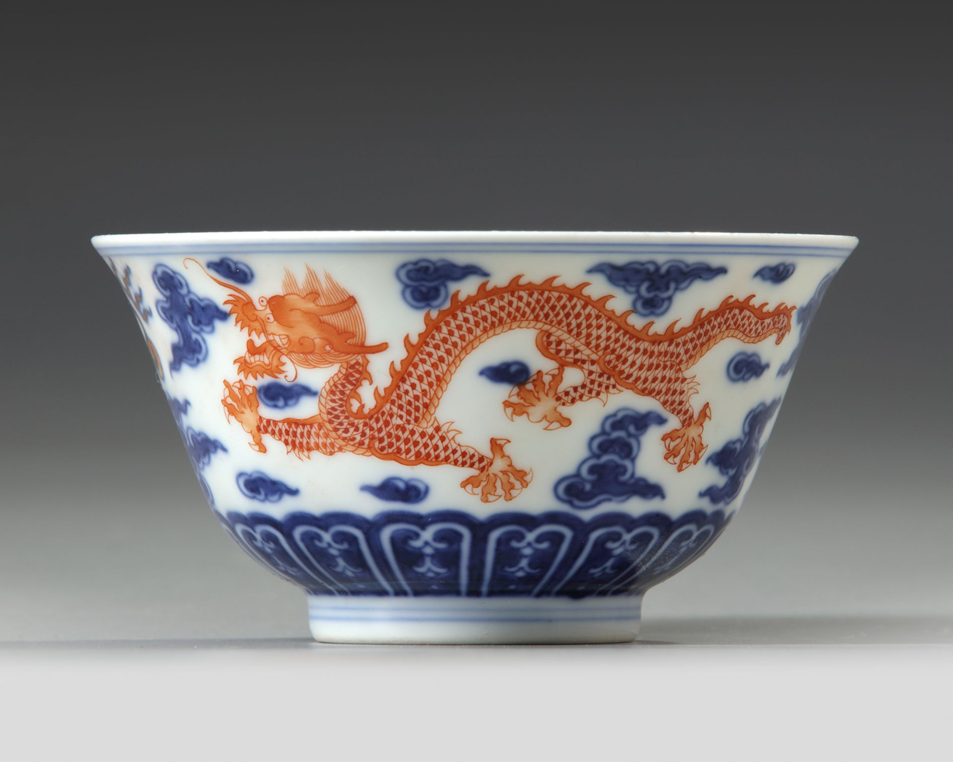 A CHINESE BLUE AND WHITE IRON-RED DECORATED 'DRAGON' BOWL, SIX-CHARACTER JIAQING MARK AND OF THE PER - Bild 2 aus 5