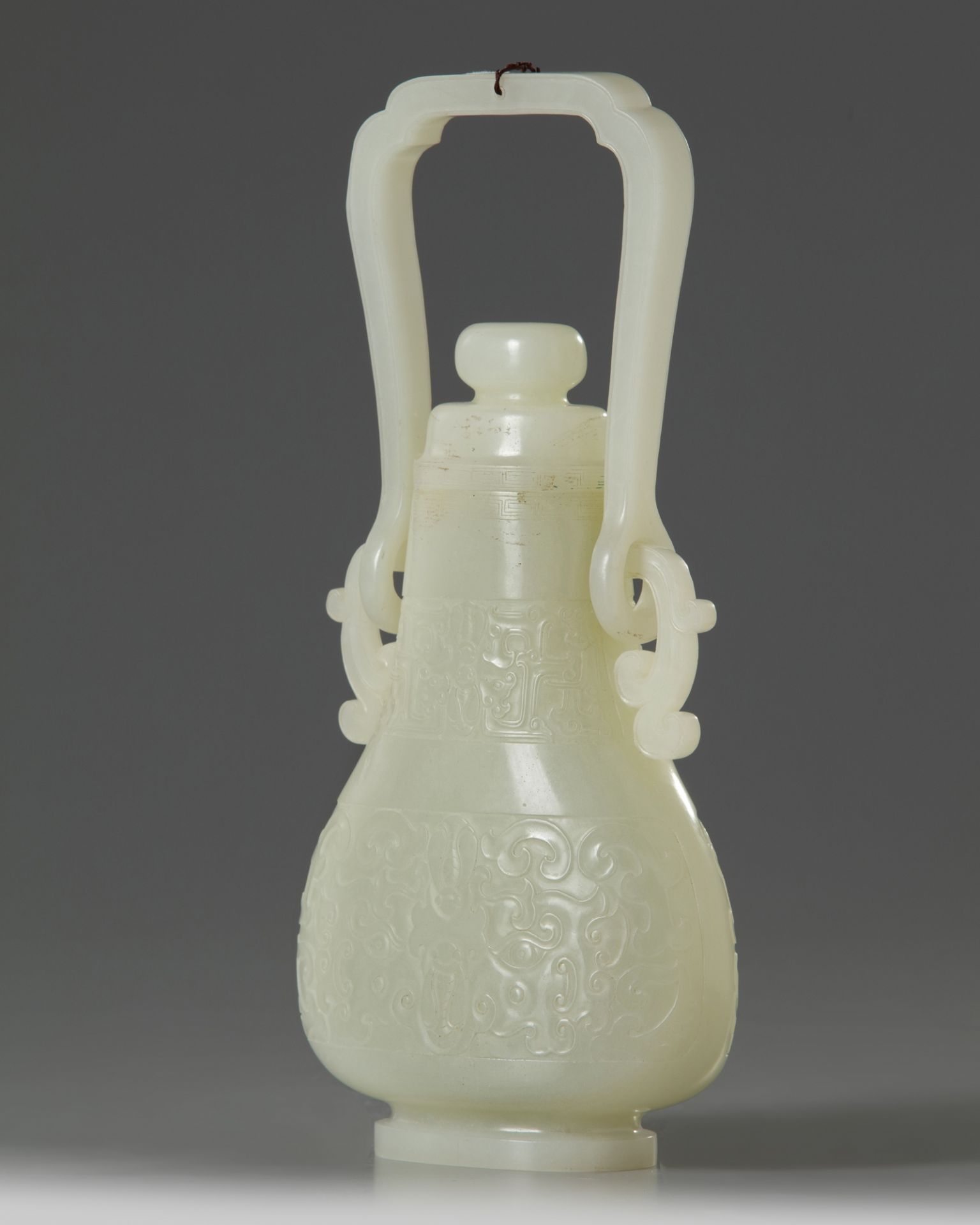 A CHINESE WHITE JADE HANGING VASE AND COVER, QING DYNASTY (1644-1911) - Bild 2 aus 5