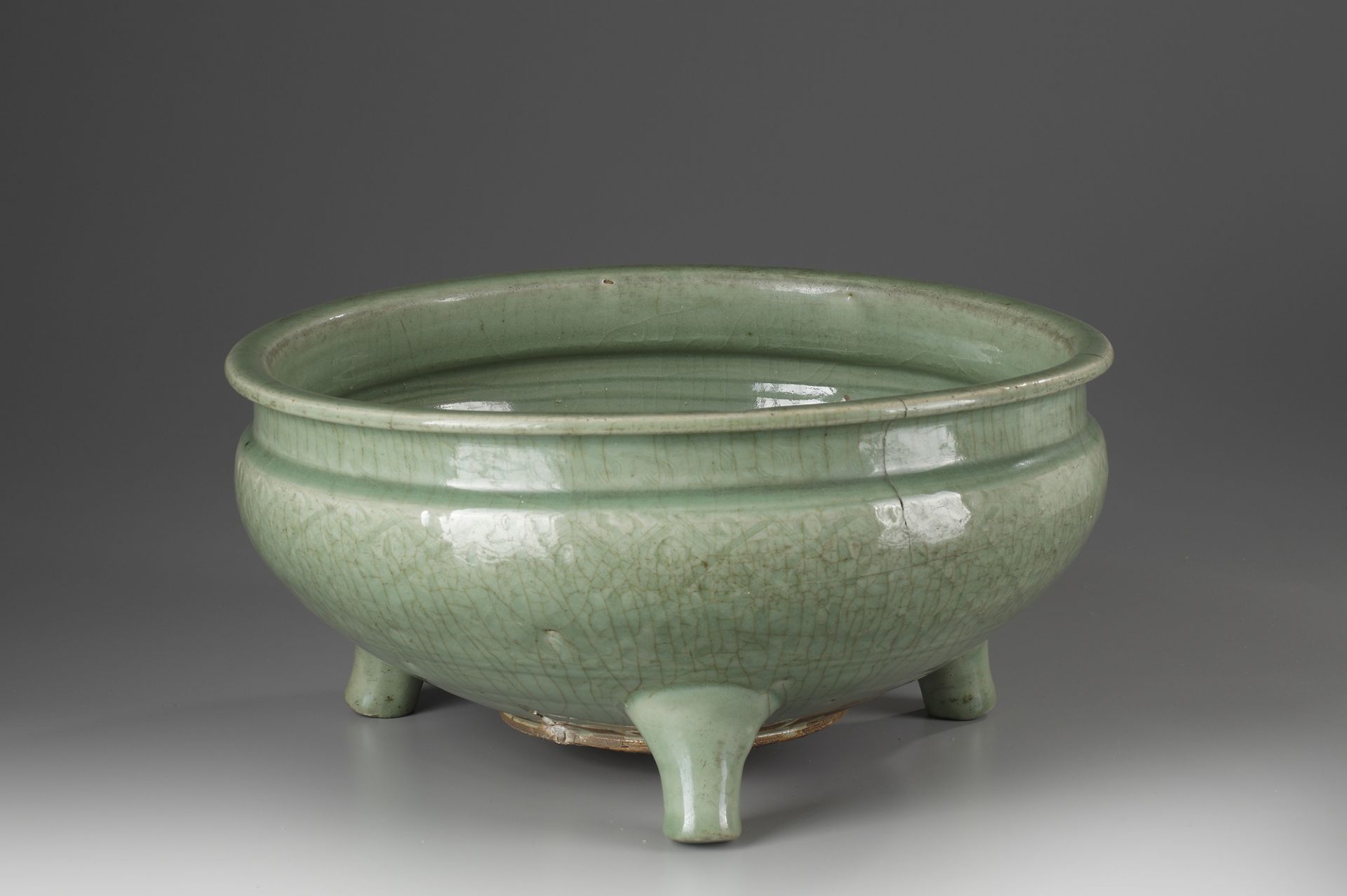 A LARGE CELADON 'LONGQUAN' TRIPOD CENSER, MING DYNASTY (1368-1644) - Image 4 of 6