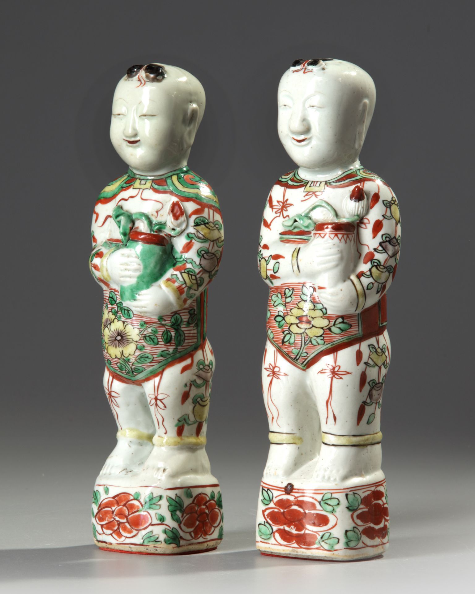 A PAIR OF CHINESE FAMILLE VERTE FIGURES OF BOYS, KANGXI PERIOD (1661-1722)