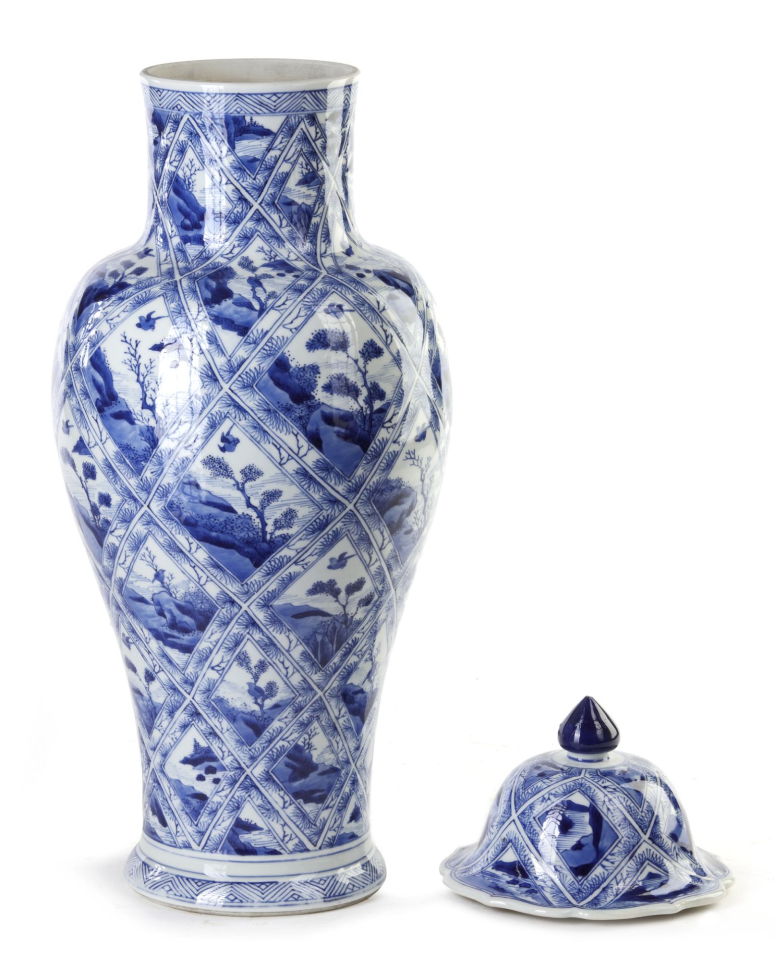 A LARGE CHINESE BLUE AND WHITE JAR AND COVER, KANGXI PERIOD (1662-1722) - Bild 5 aus 6