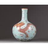 A CHINESE TURQUOISE-GROUND FAMILLE ROSE BOTTLE VASE, TIANQIUPING,19TH-20THCENTURY