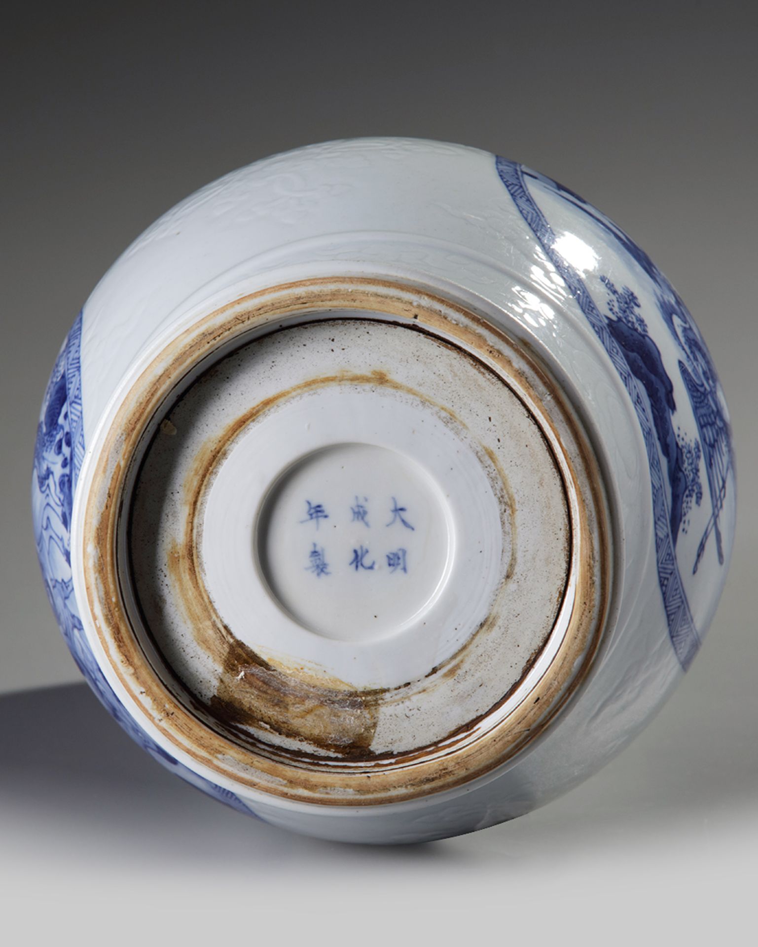 A CHINESE MOULDED WHITE-GROUND BLUE AND WHITE PHOENIX-TAIL VASE, KANGXI PERIOD (1662-1722) - Bild 5 aus 5