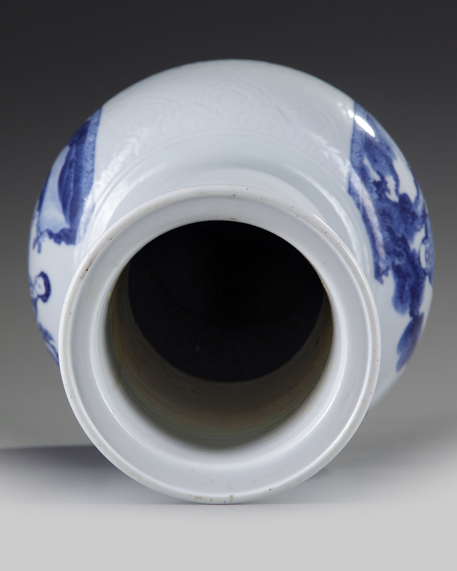 A CHINESE MOULDED WHITE-GROUND BLUE AND WHITE PHOENIX-TAIL VASE, KANGXI PERIOD (1662-1722) - Bild 4 aus 5