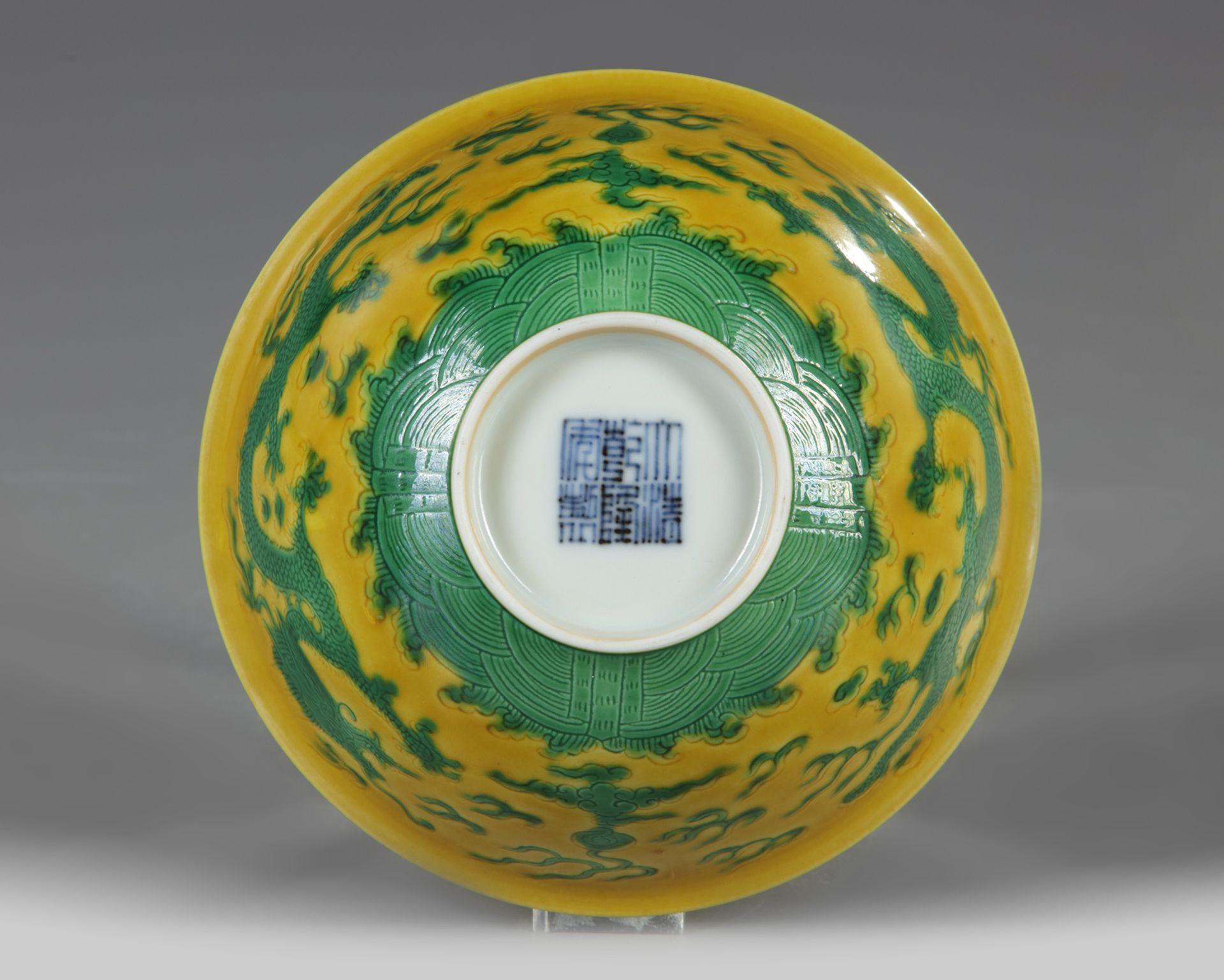 A CHINESE YELLOW-GROUND GREEN-ENAMELLED DRAGON' BOWL, QIANLONG SEAL MARK IN UNDERGLAZE BLUE AND OF T - Bild 5 aus 5