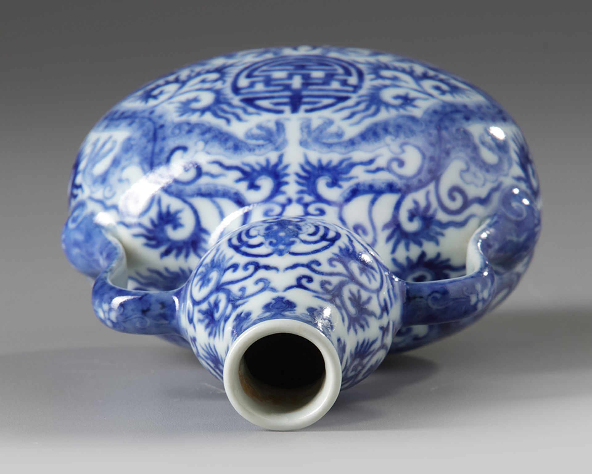 A CHINESE BLUE AND WHITE DOUBLE GOURD DRAGON VASE, QIANLONG SIX-CHARACTER SEAL MARK IN UNDERGLAZE BL - Bild 4 aus 5