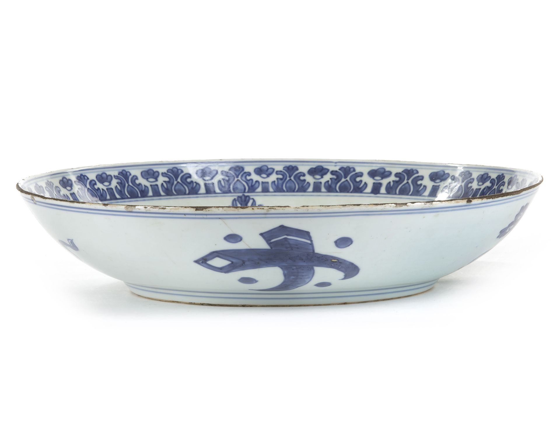 A LARGE CHINESE BLUE AND WHITE CHARGER FOR THE ISLAMIC MARKET, KANGXI PERIOD (1662-1722) - Image 2 of 3