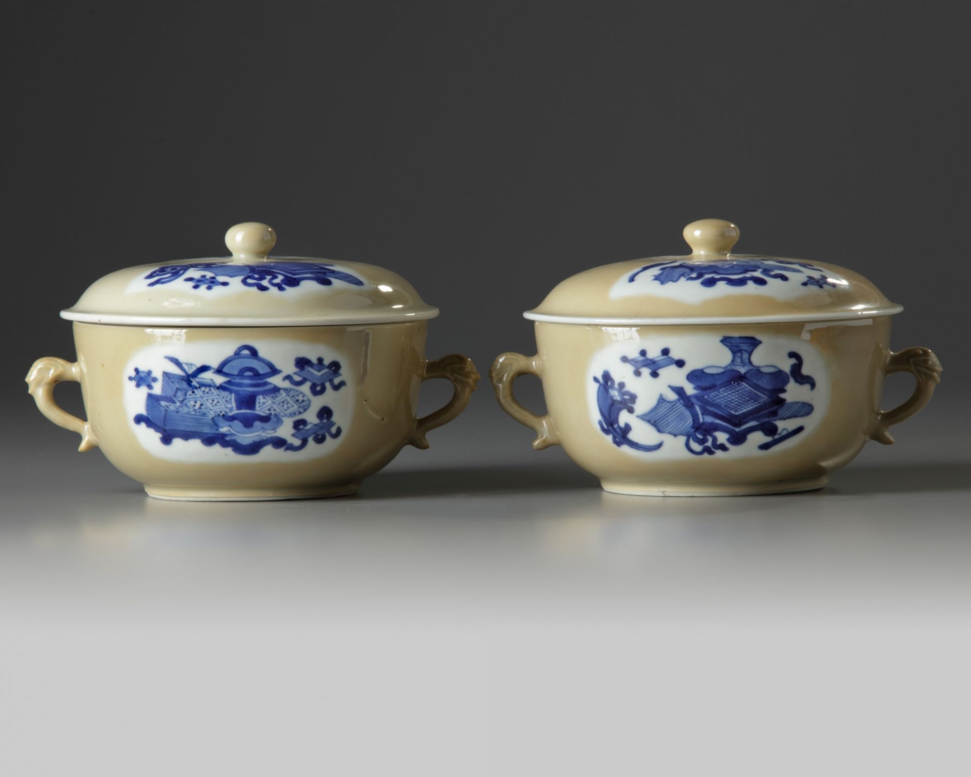 A PAIR OF CHINESE CAFE-AU-LAIT-GROUND BLUE AND WHITE POTICHES AND COVER, KANGXI PERIOD (1662-1722) - Bild 4 aus 9