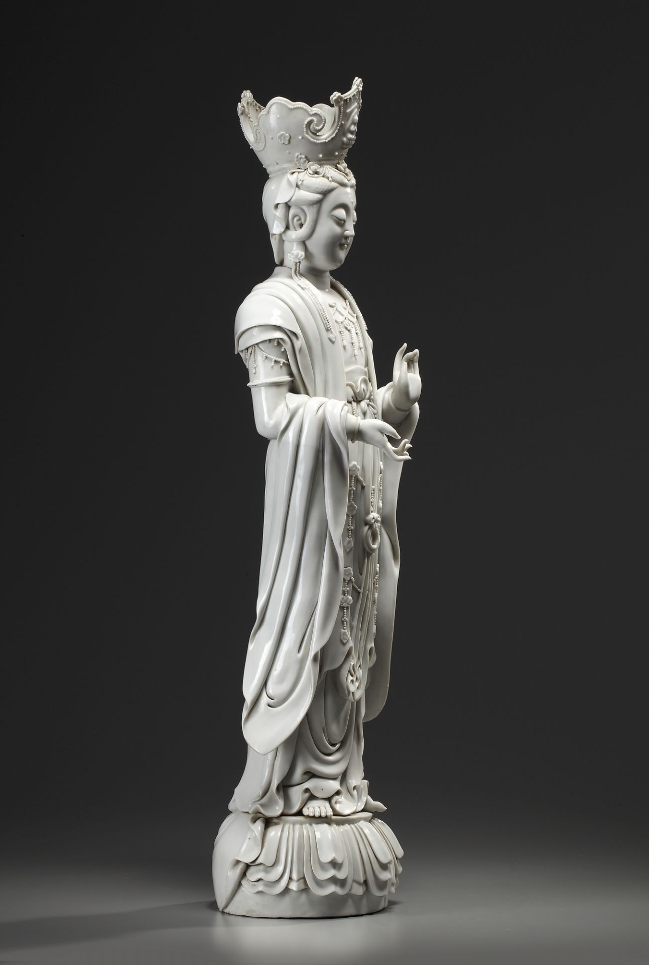 A LARGE CHINESE BLANC DE CHINE FIGURE OF GUANYIN, 19TH-20TH CENTURY - Bild 2 aus 5