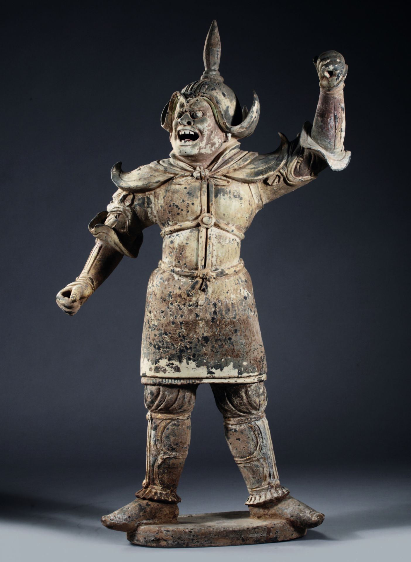 A LARGE CHINESE POTTERY GUARDIAN KING, EARLY TANG DYNASTY, MID 7TH CENTURY - Bild 5 aus 6