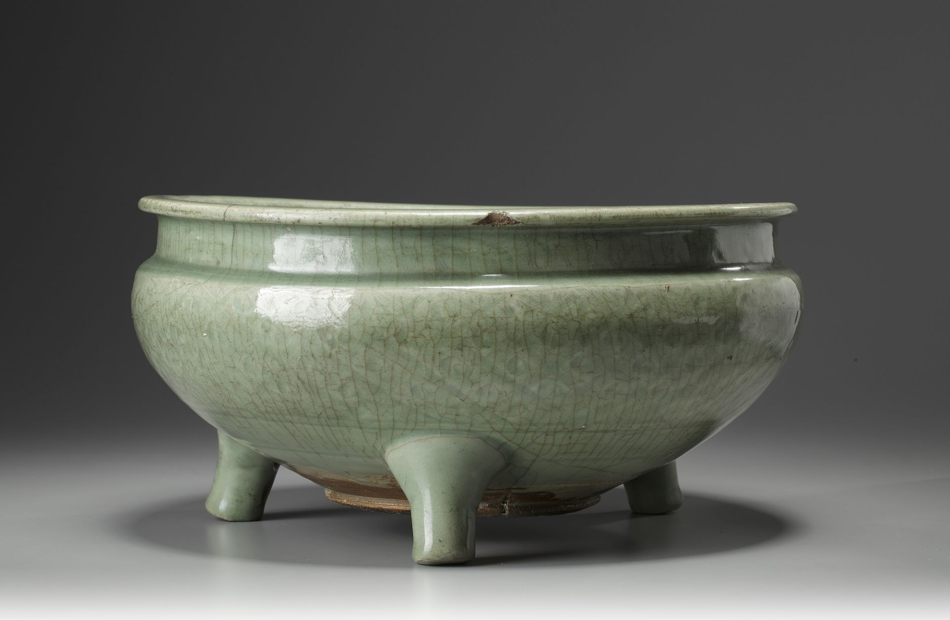 A LARGE CELADON 'LONGQUAN' TRIPOD CENSER, MING DYNASTY (1368-1644) - Image 3 of 6