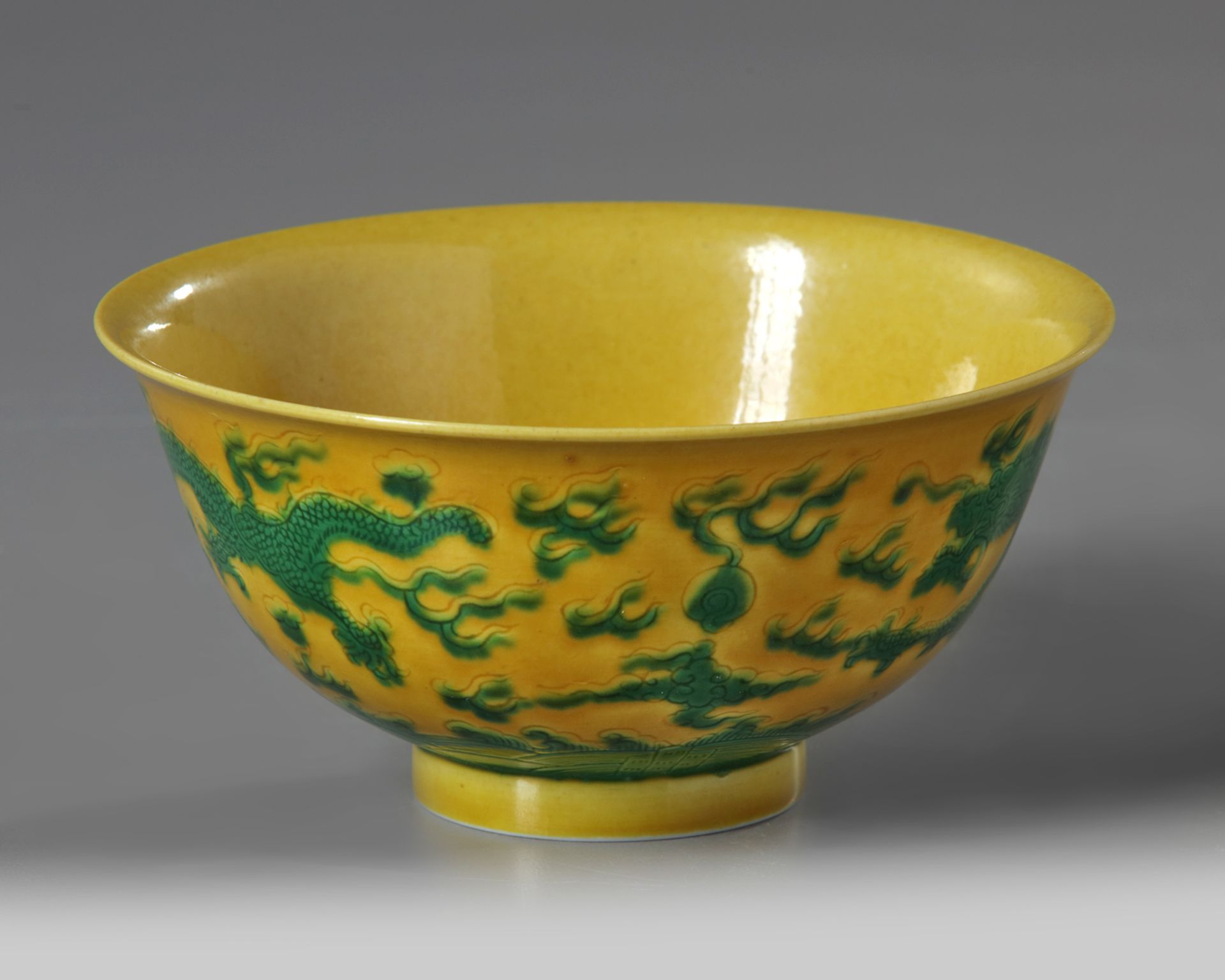 A CHINESE YELLOW-GROUND GREEN-ENAMELLED DRAGON' BOWL, QIANLONG SEAL MARK IN UNDERGLAZE BLUE AND OF T - Image 3 of 5