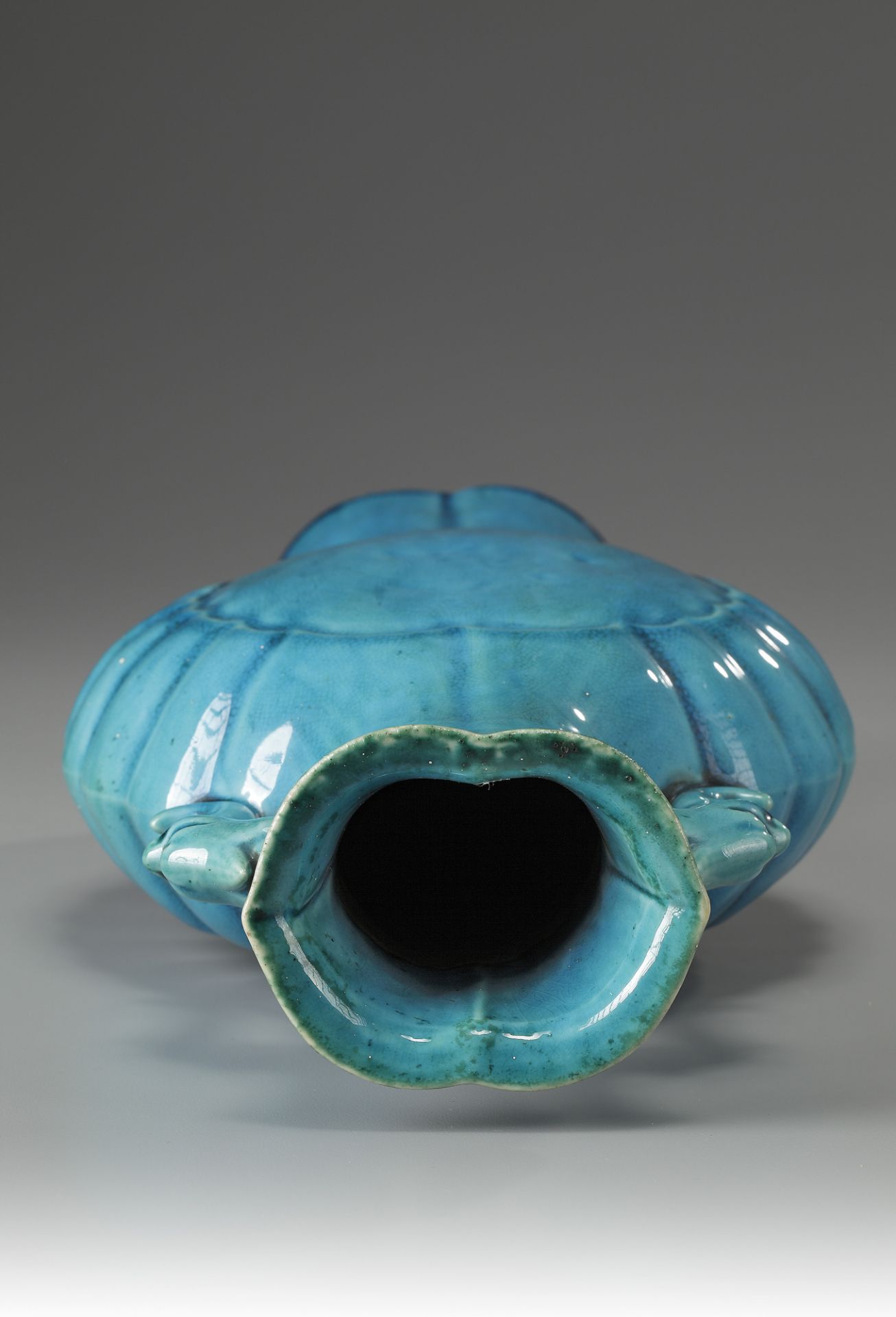 A LARGE TURQUOISE GLAZED VASE, 18TH CENTURY - Image 4 of 5