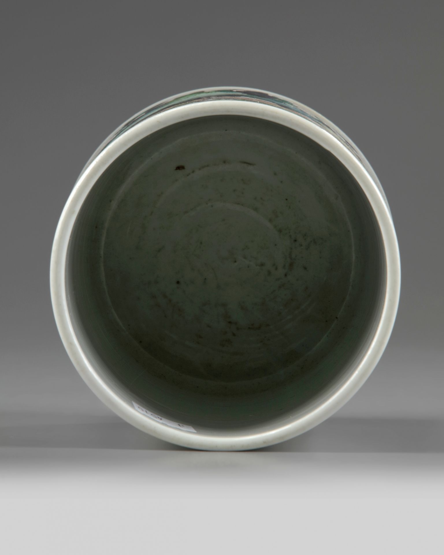 A CHINESE FAMILLE VERTE VERTE BRUSH POT, BITONG, KANGXI PERIOD 1662-1722 - Bild 3 aus 4