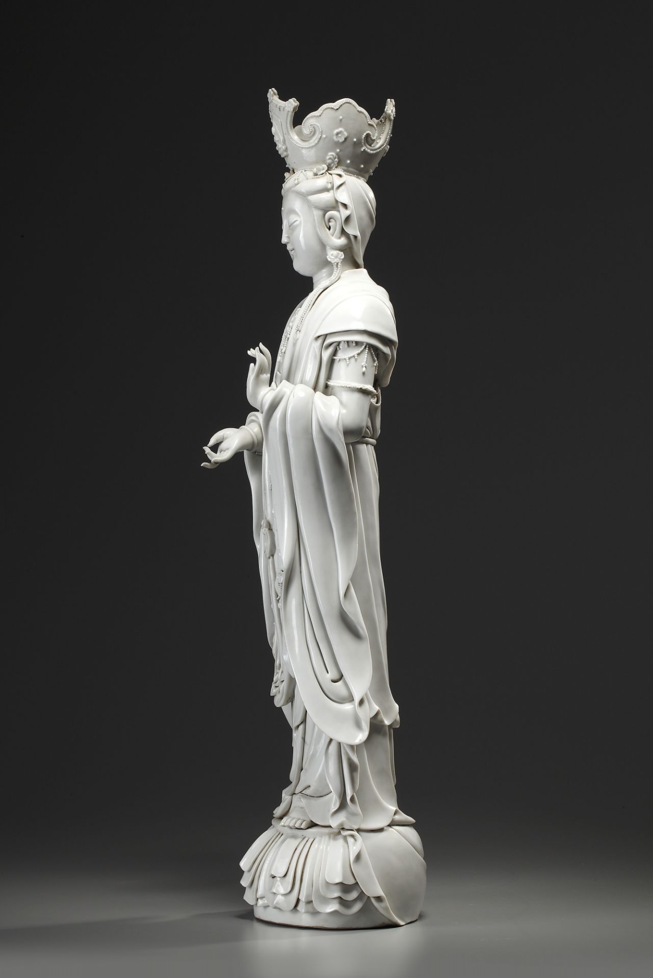 A LARGE CHINESE BLANC DE CHINE FIGURE OF GUANYIN, 19TH-20TH CENTURY - Image 5 of 5