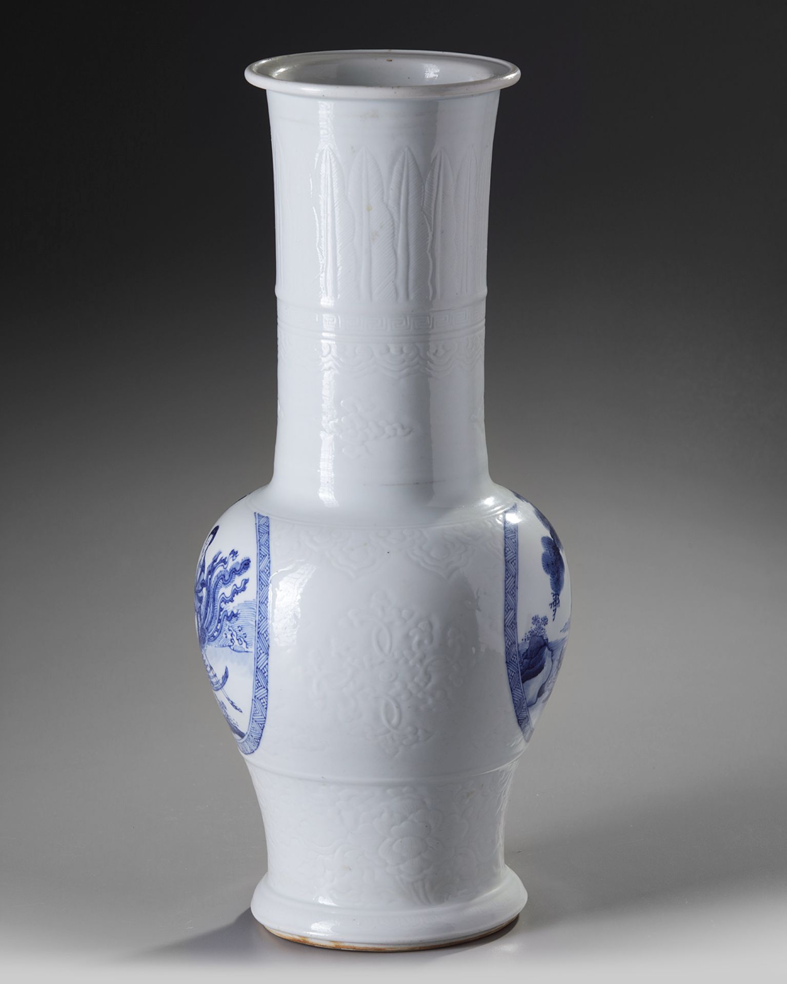 A CHINESE MOULDED WHITE-GROUND BLUE AND WHITE PHOENIX-TAIL VASE, KANGXI PERIOD (1662-1722) - Bild 3 aus 5