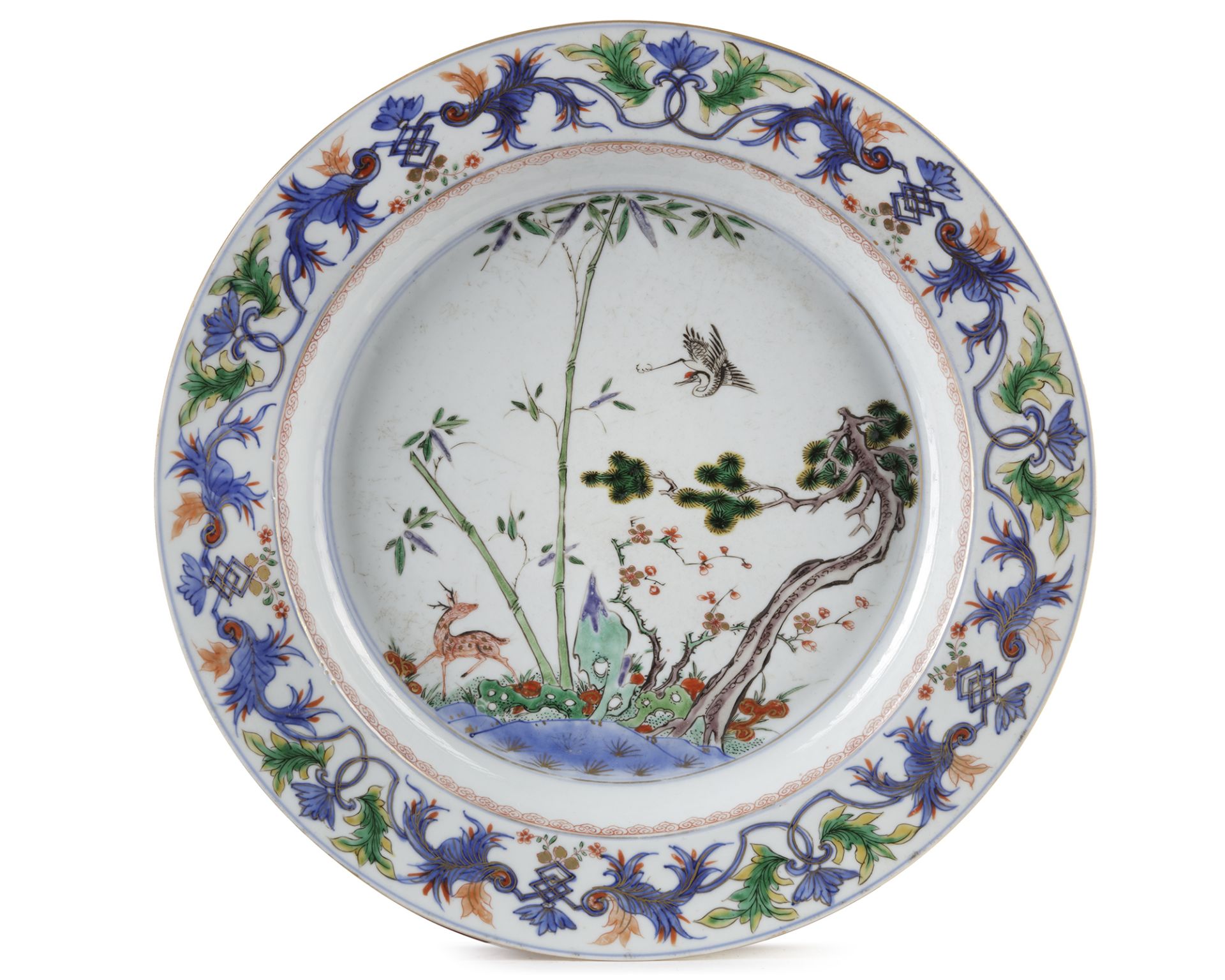 A LARGE CHINESE FAMILLE VERTE 'DEER AND CRANE' DISH, KANGXI PERIOD (1662-1722)