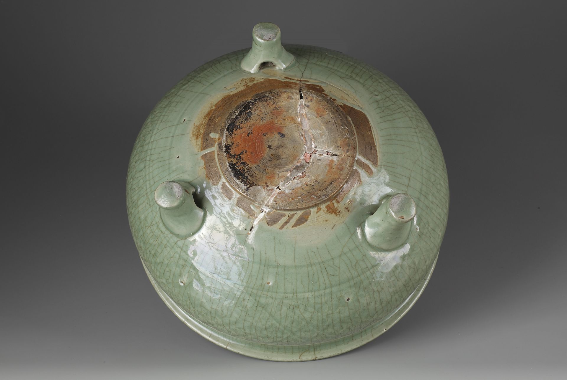 A LARGE CELADON 'LONGQUAN' TRIPOD CENSER, MING DYNASTY (1368-1644) - Image 6 of 6