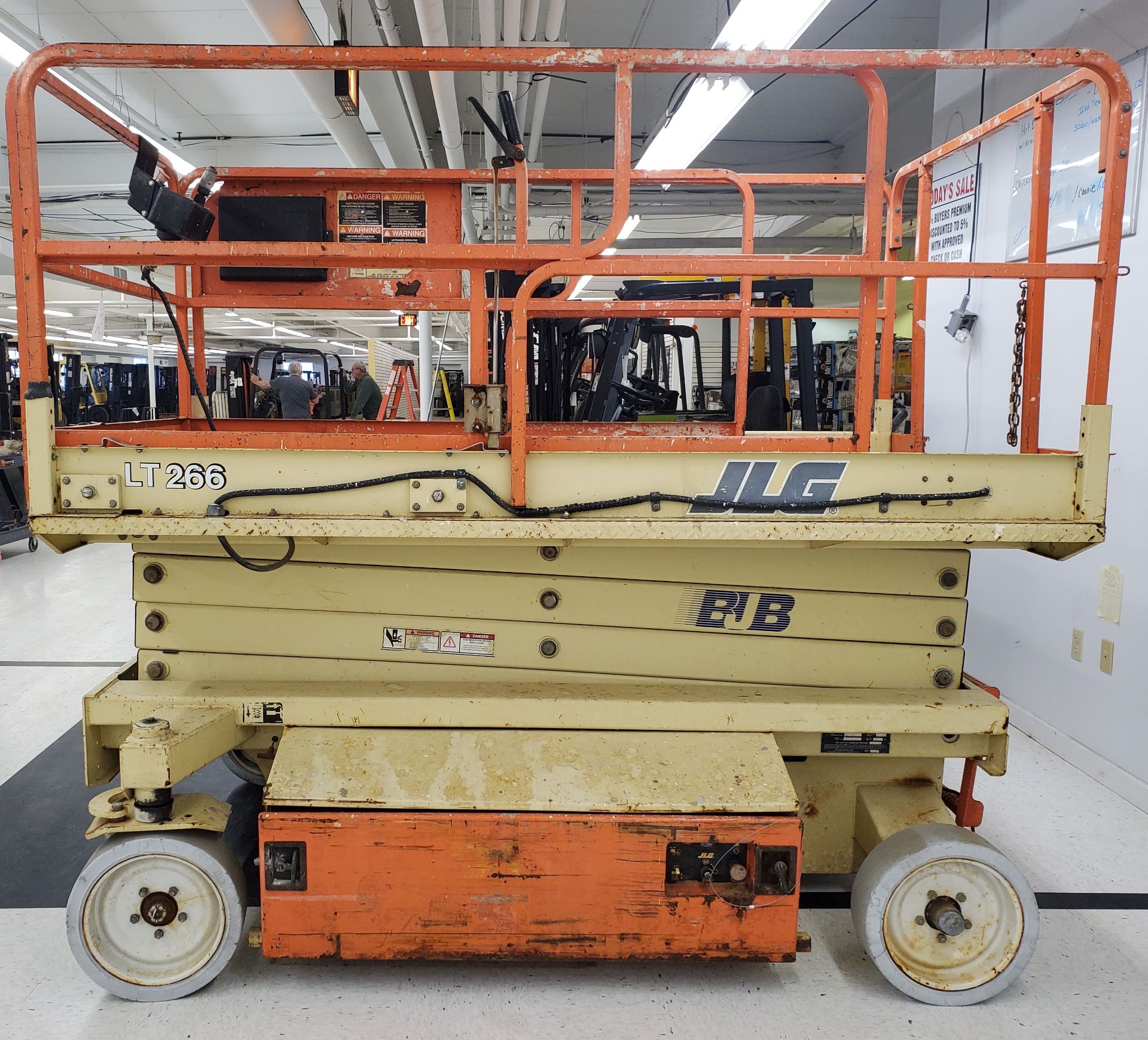 JLG 26' Scissor Lift - Image 2 of 3