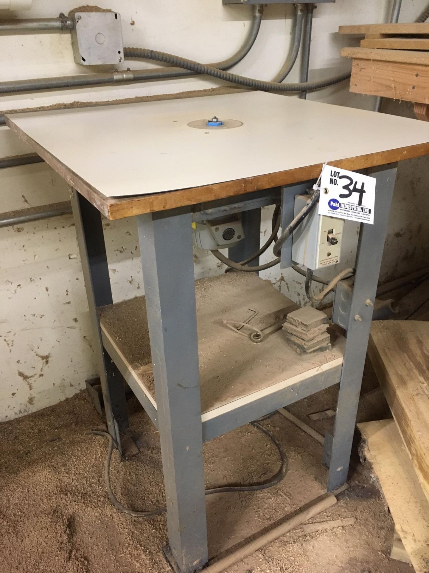 Stanley Router on 25" x 25" Table