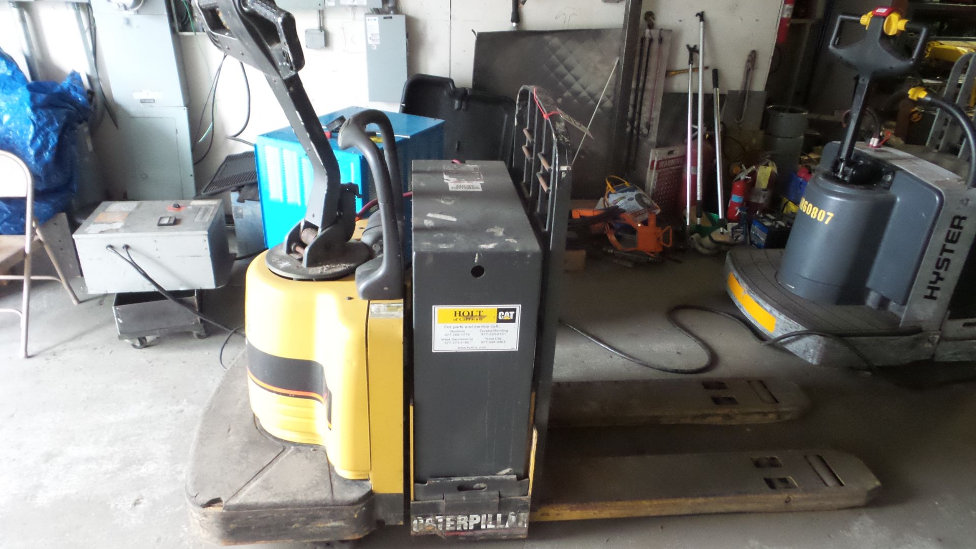 Caterpillar NPV60 Electric Pallet Jack 24V,2,700lb cap, 3,231hrs s/n: 2HL04980