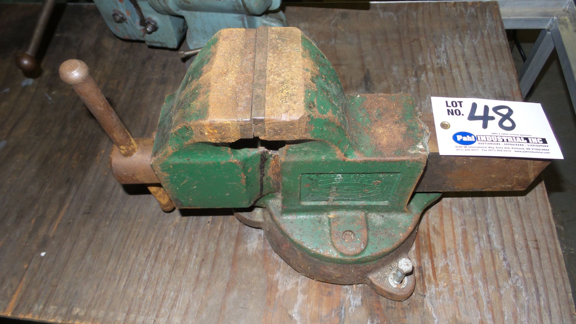 Union 4"" Swivel Base Bench Vise