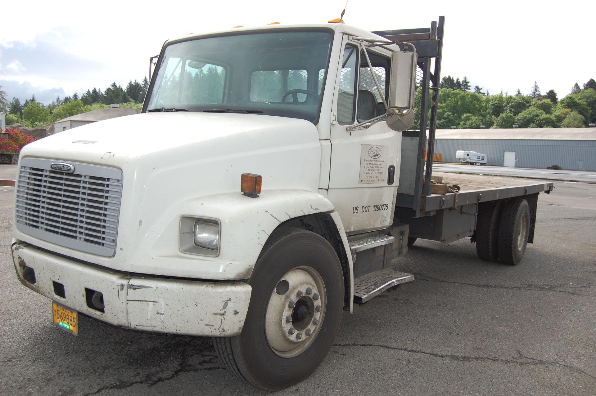 1996 Freightliner F70 20' Tandem axle Flatbed Truck 6 speed manual transmission - Image 5 of 8