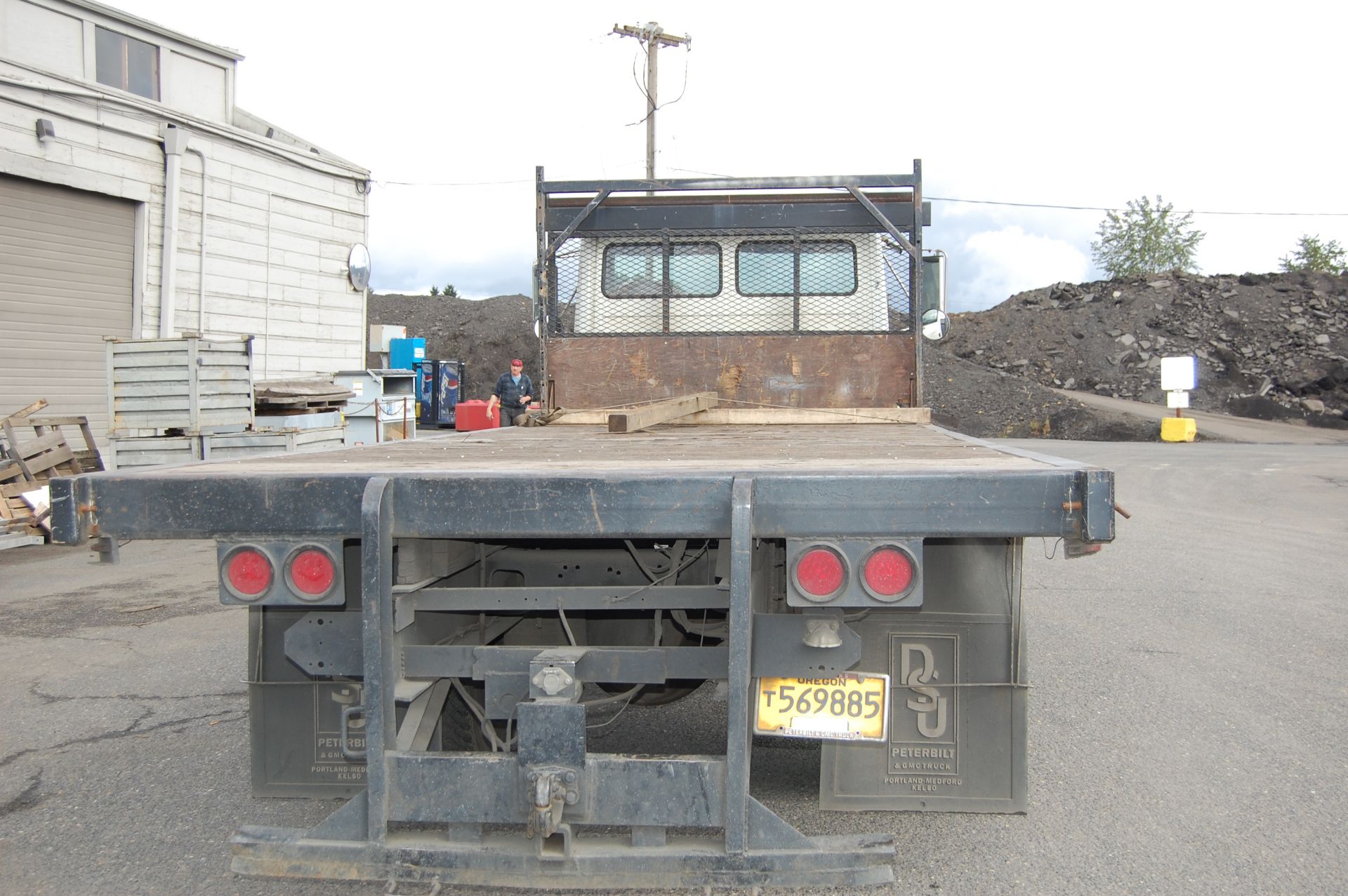 1996 Freightliner F70 20' Tandem axle Flatbed Truck 6 speed manual transmission - Image 8 of 8