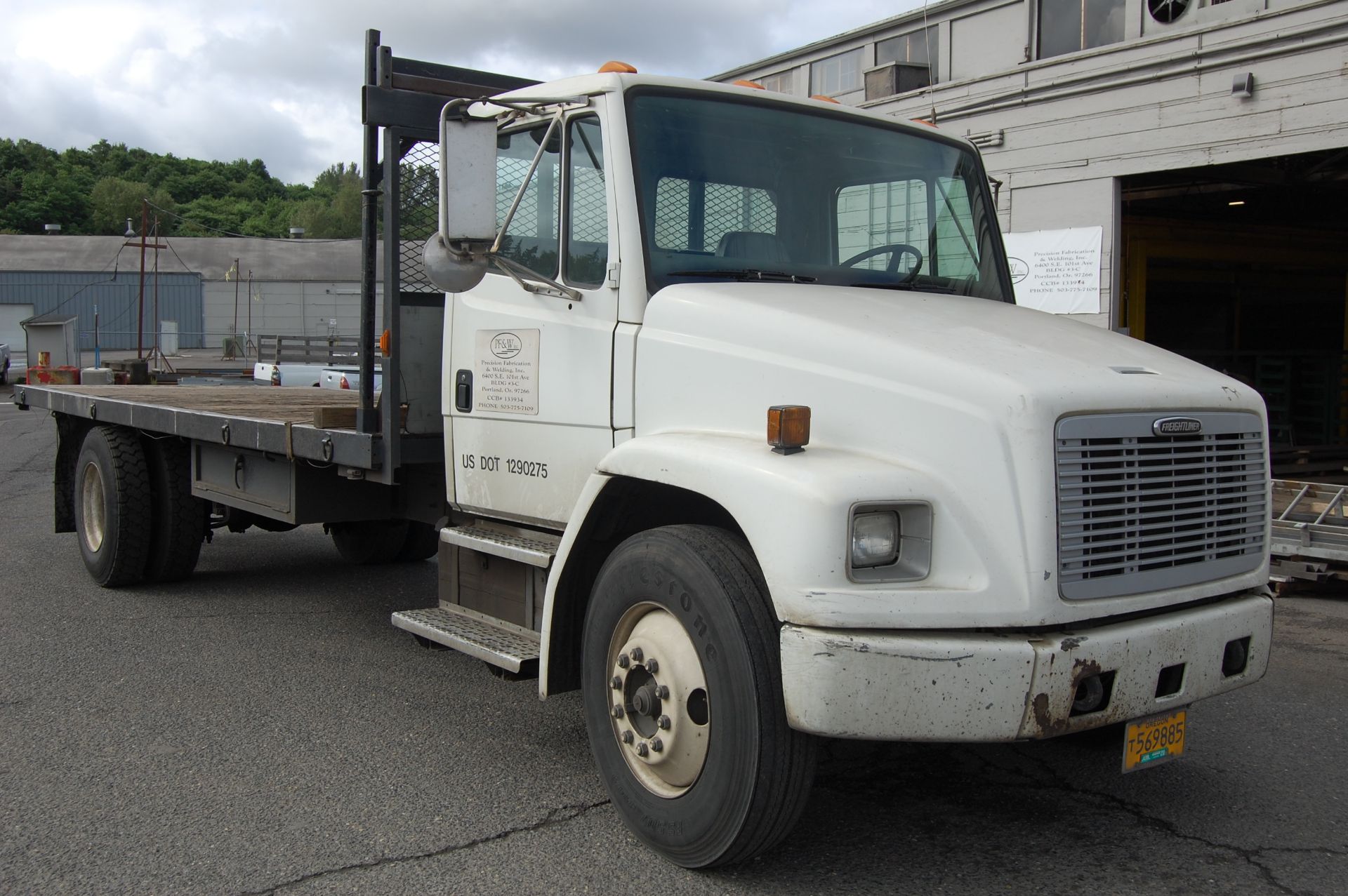 1996 Freightliner F70 20' Tandem axle Flatbed Truck 6 speed manual transmission - Image 6 of 8