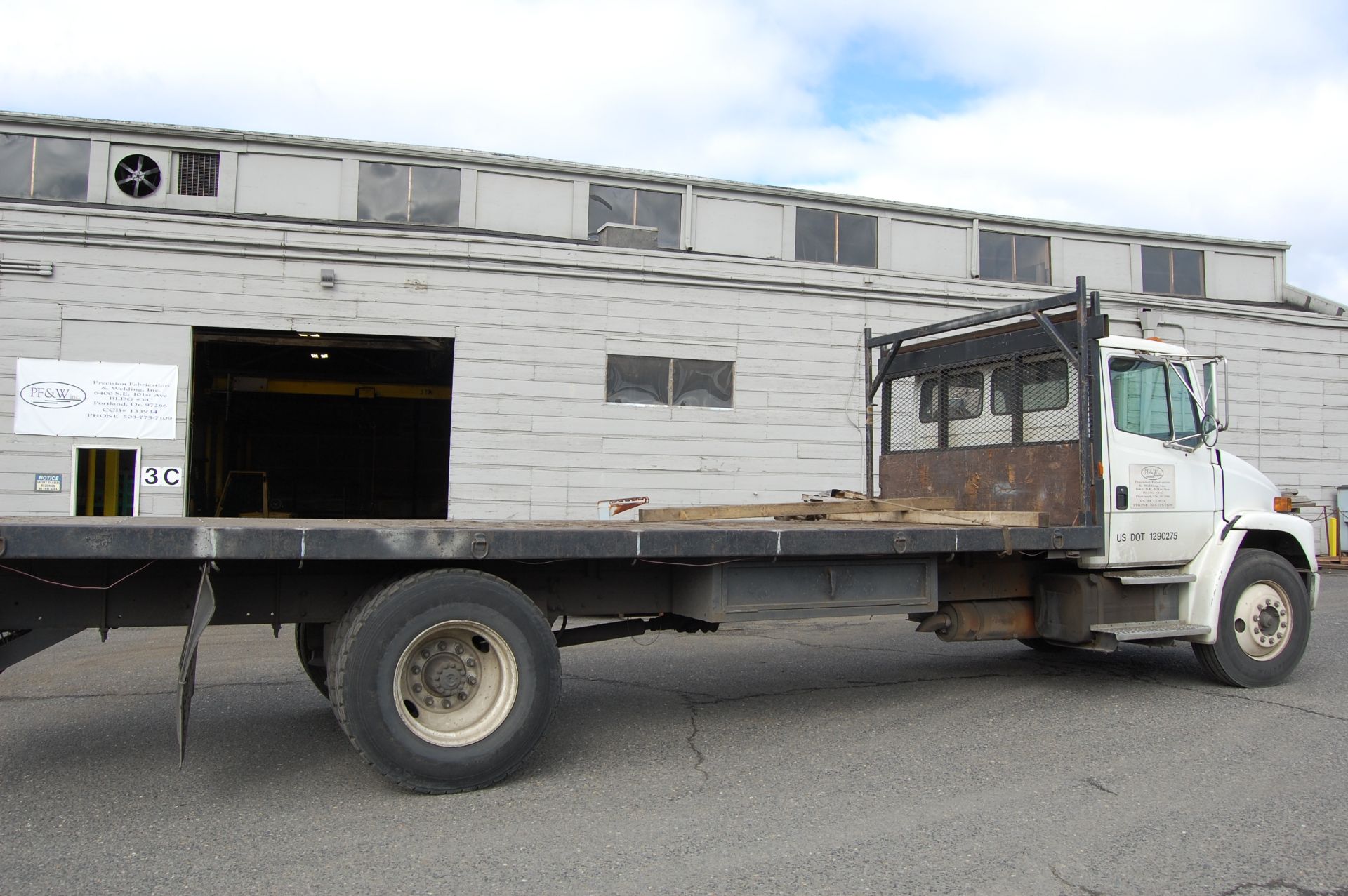 1996 Freightliner F70 20' Tandem axle Flatbed Truck 6 speed manual transmission - Image 7 of 8