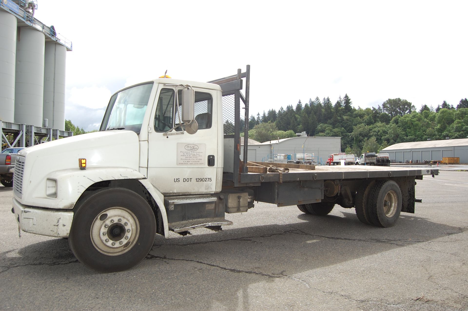 1996 Freightliner F70 20' Tandem axle Flatbed Truck 6 speed manual transmission