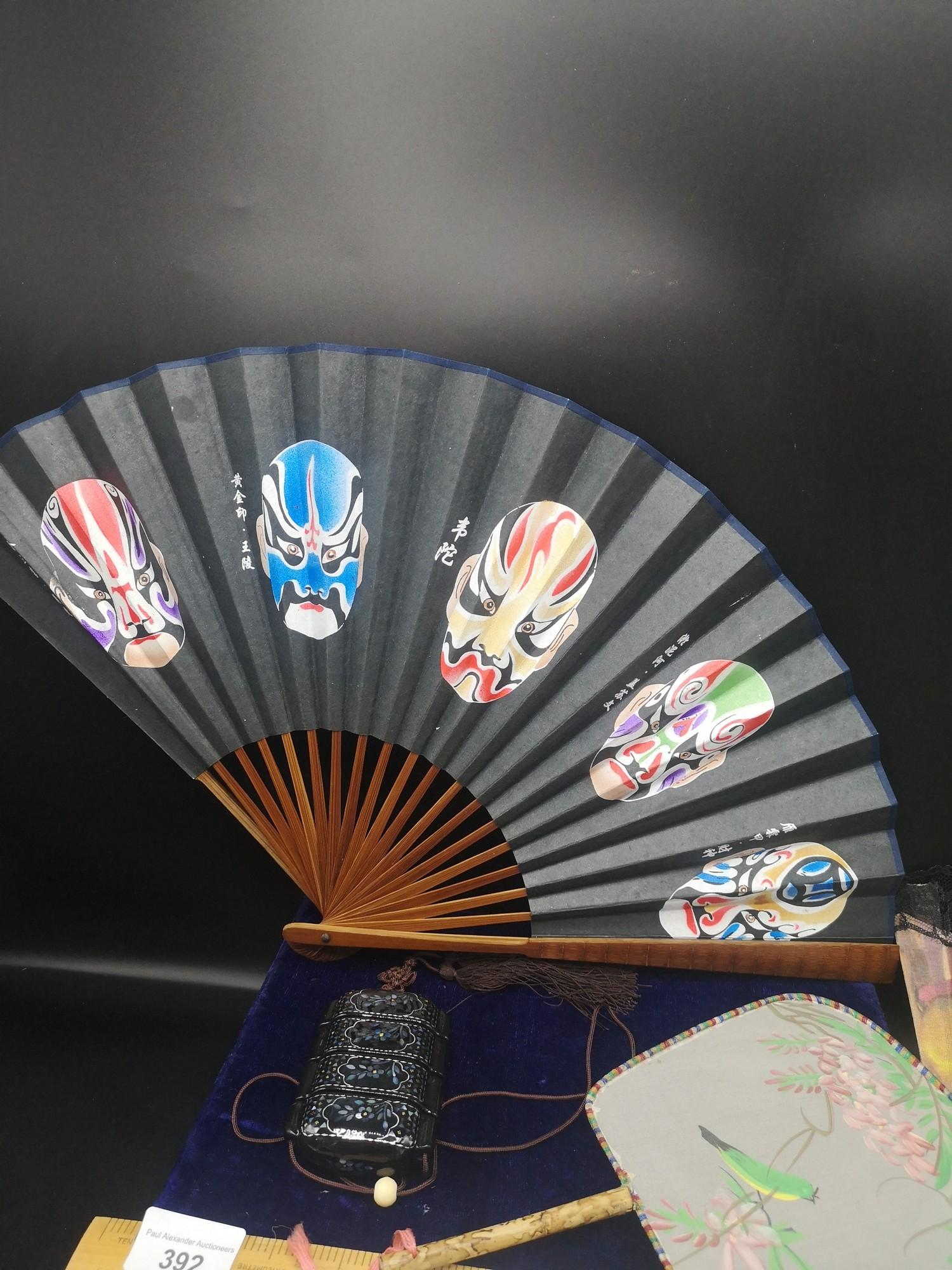 Lot of vintage fans together with Chinese mother pearl style inrow. - Bild 2 aus 4