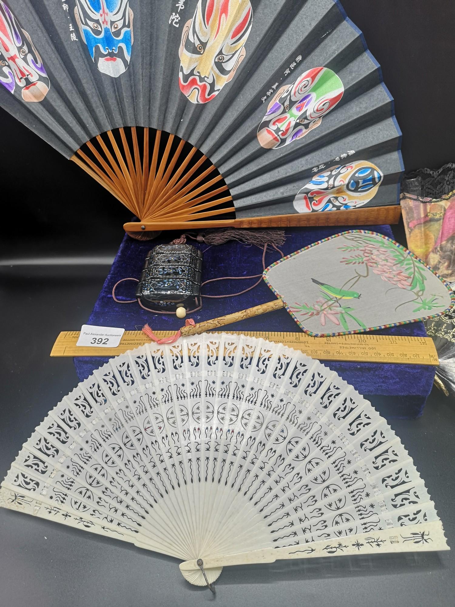 Lot of vintage fans together with Chinese mother pearl style inrow. - Bild 4 aus 4