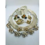 4 sets of vintage and retro jewellery.