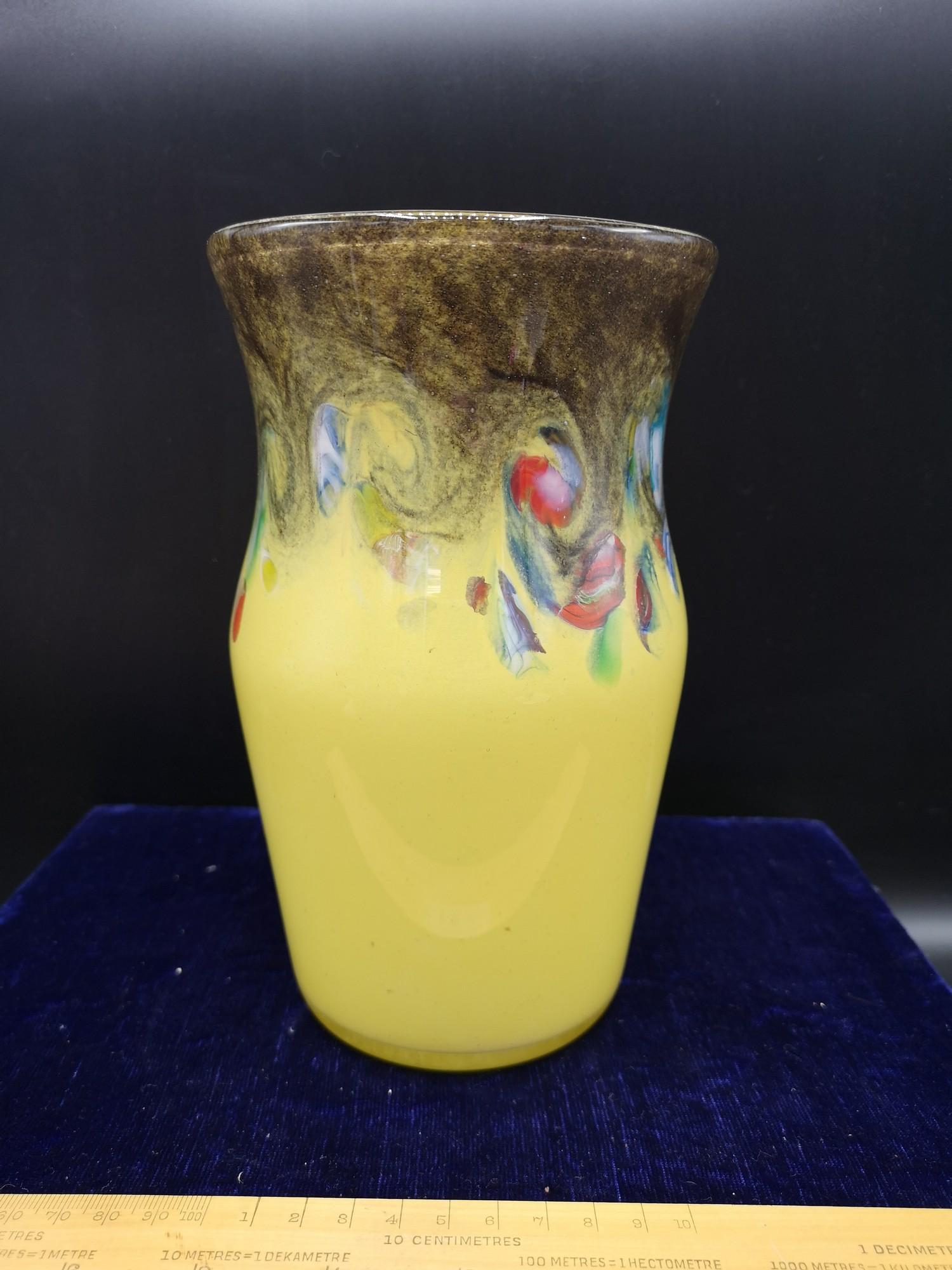 Scottish starthearn glass yellow with black colourations with swirls vase approximately 8 inches - Bild 3 aus 5