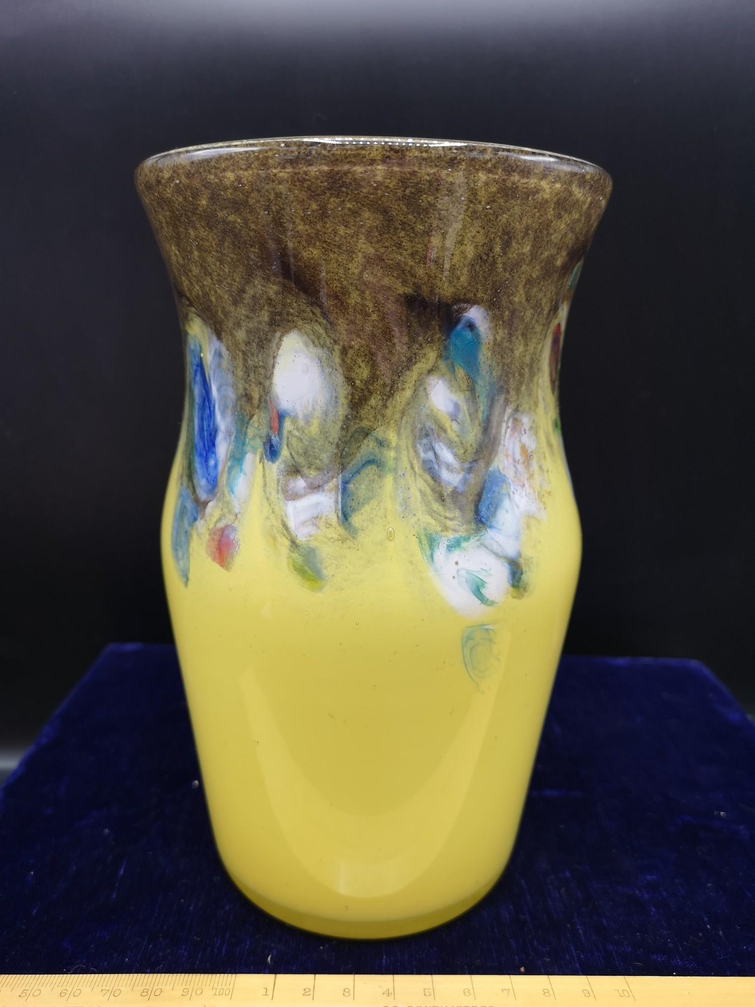Scottish starthearn glass yellow with black colourations with swirls vase approximately 8 inches - Bild 5 aus 5